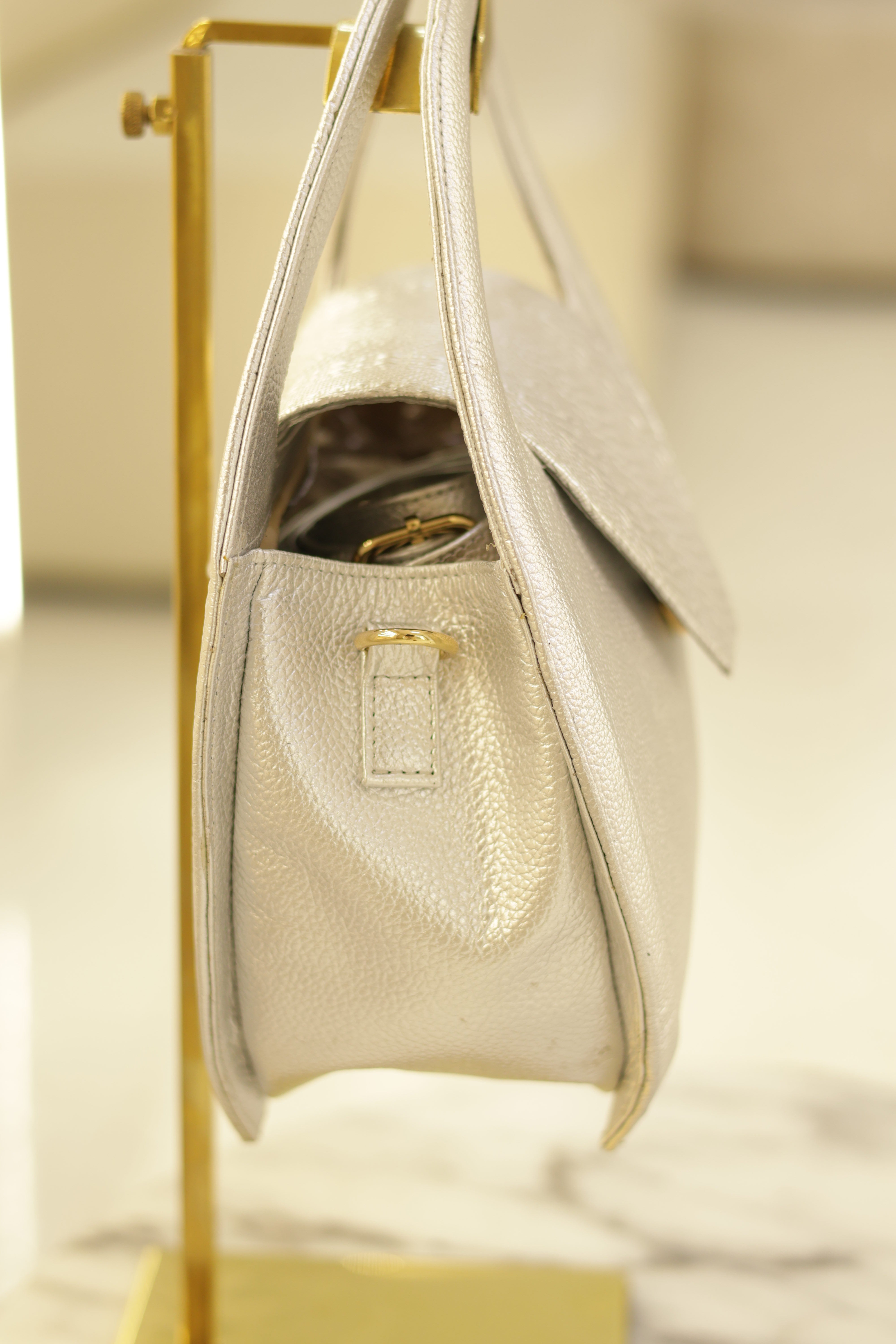 Bolso de cuero plata redondo