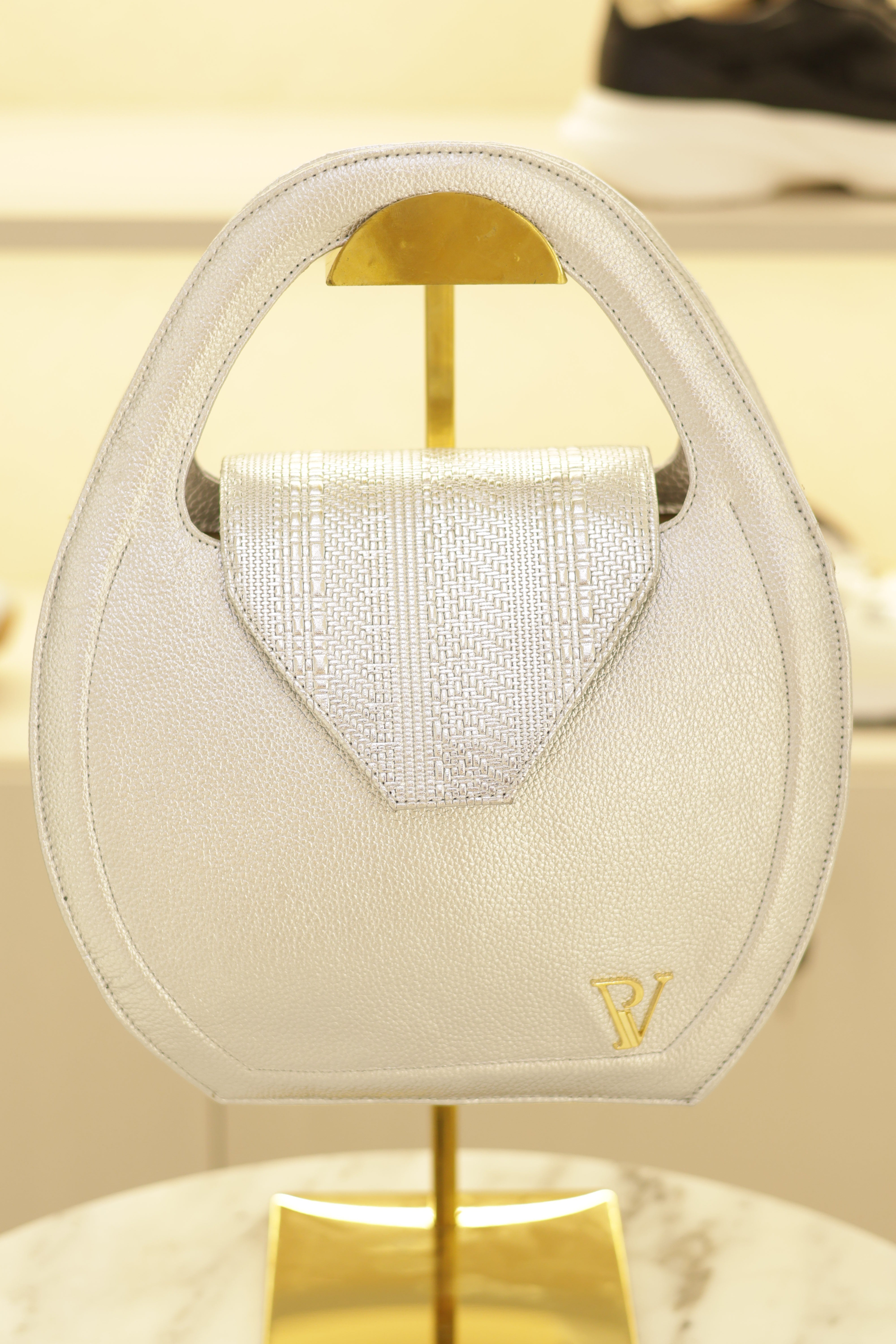 Bolso de cuero plata redondo