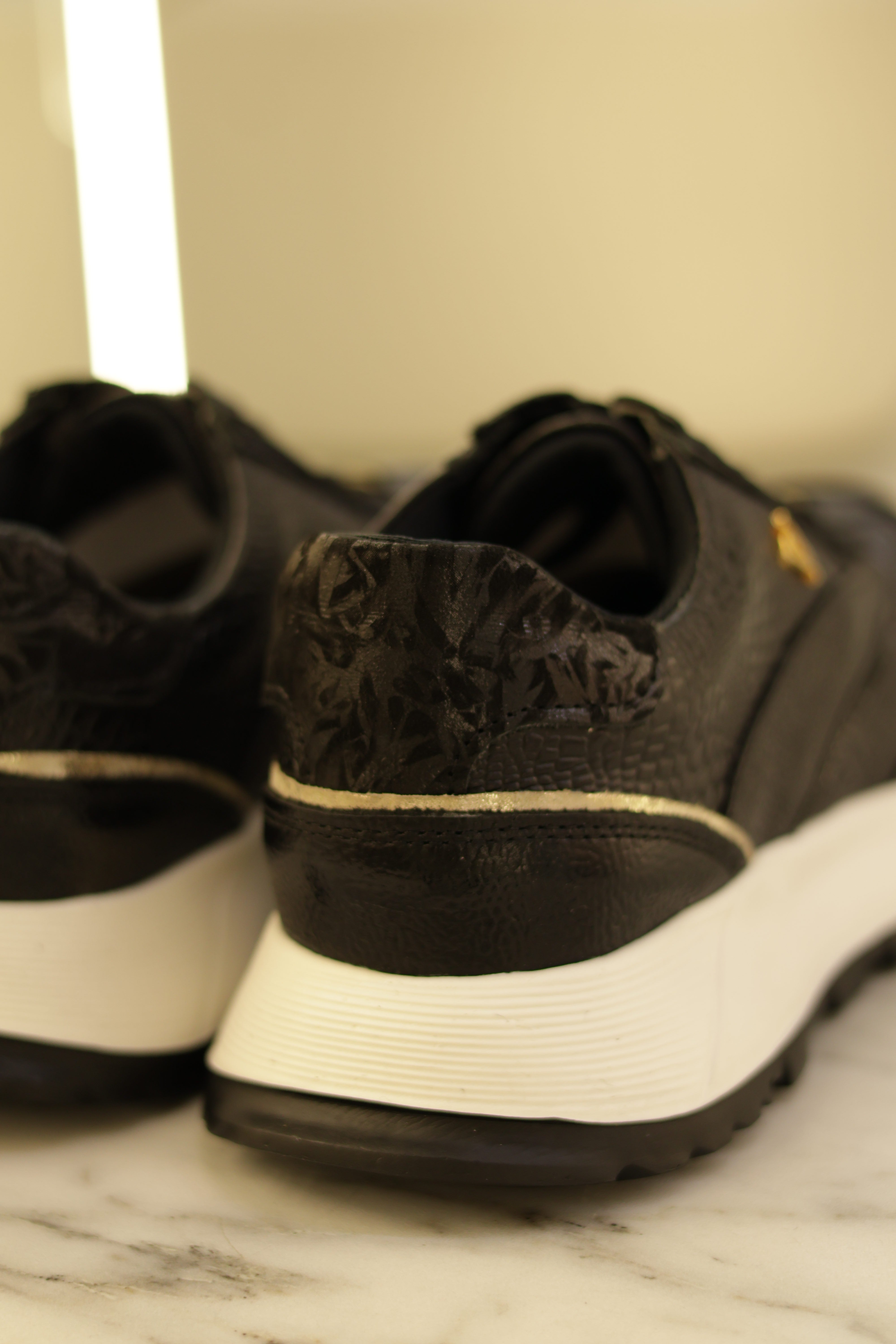 Tenis Bariloche Negro en Cuero