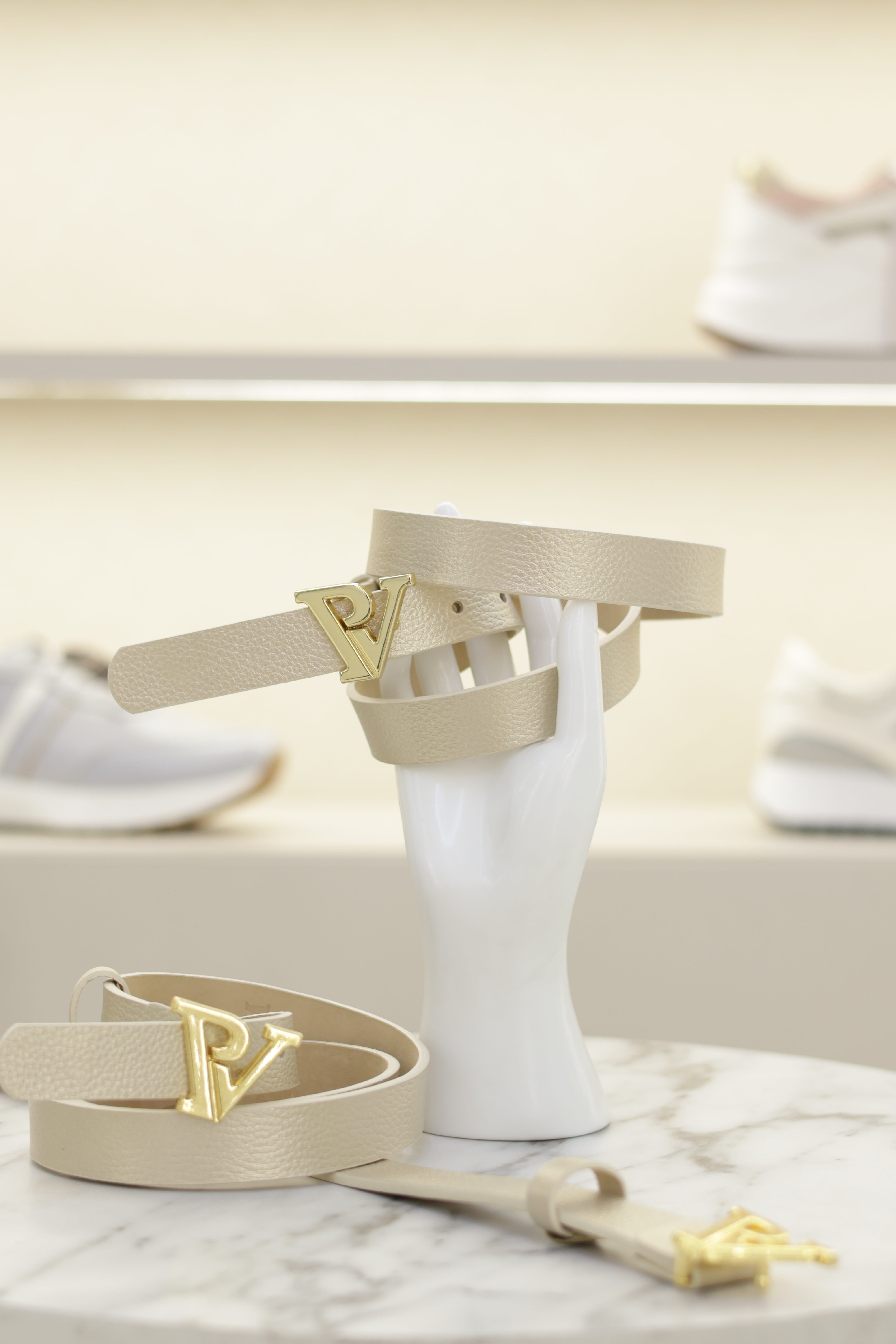 CINTURON DORADO PV EN CUERO