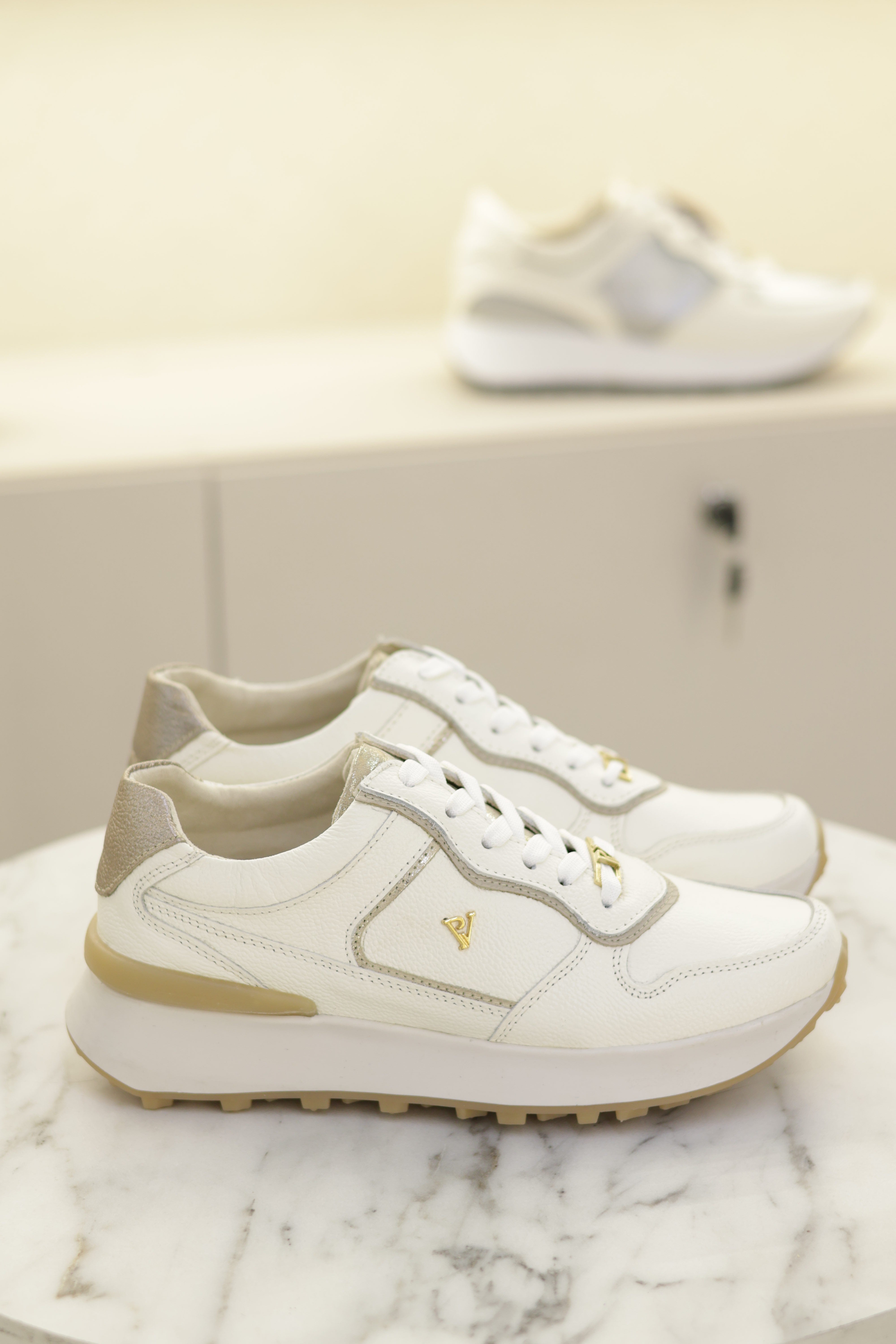 Tenis romeo talco arena mirra en cuero