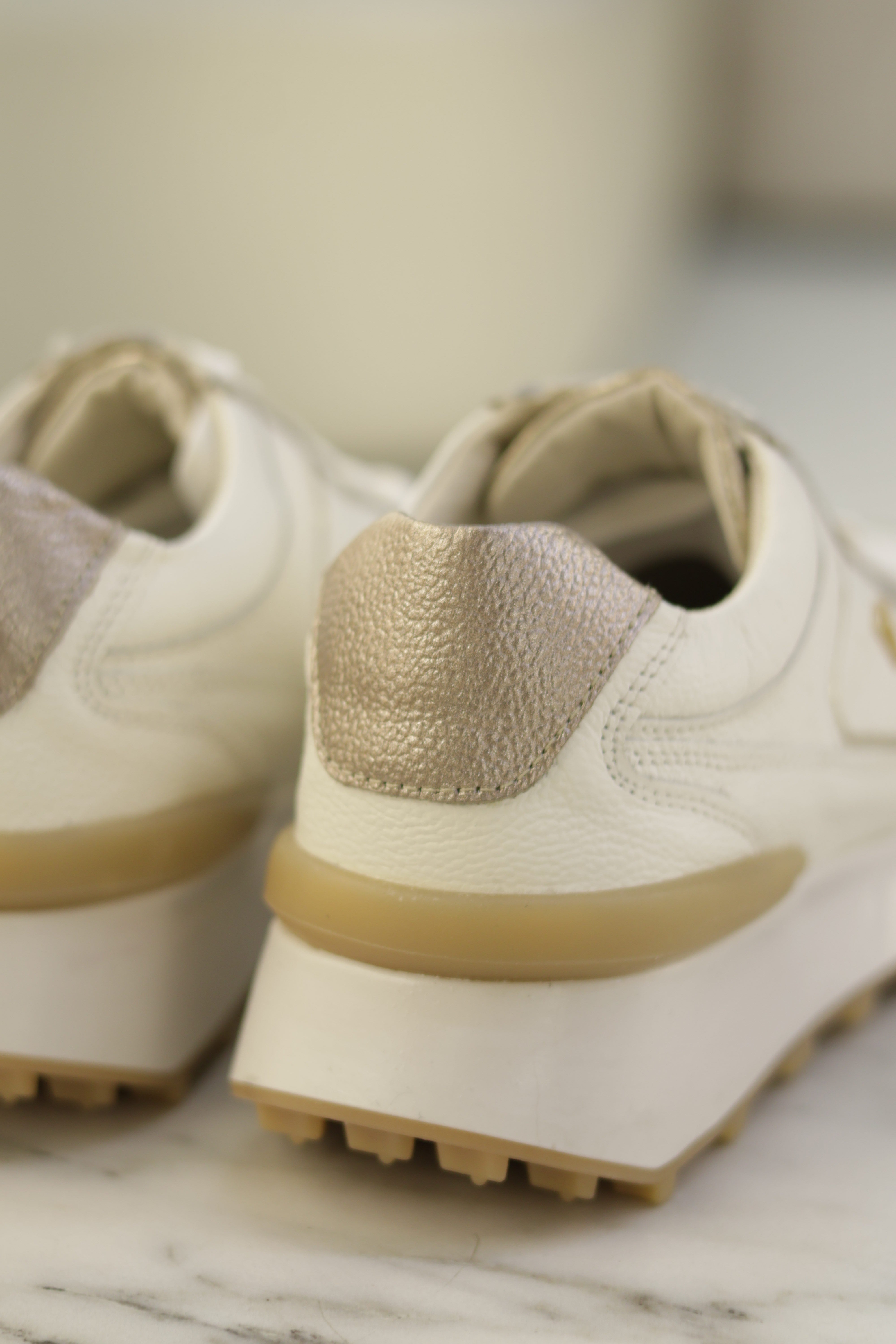 Milu talco folia oro tenis de cuero