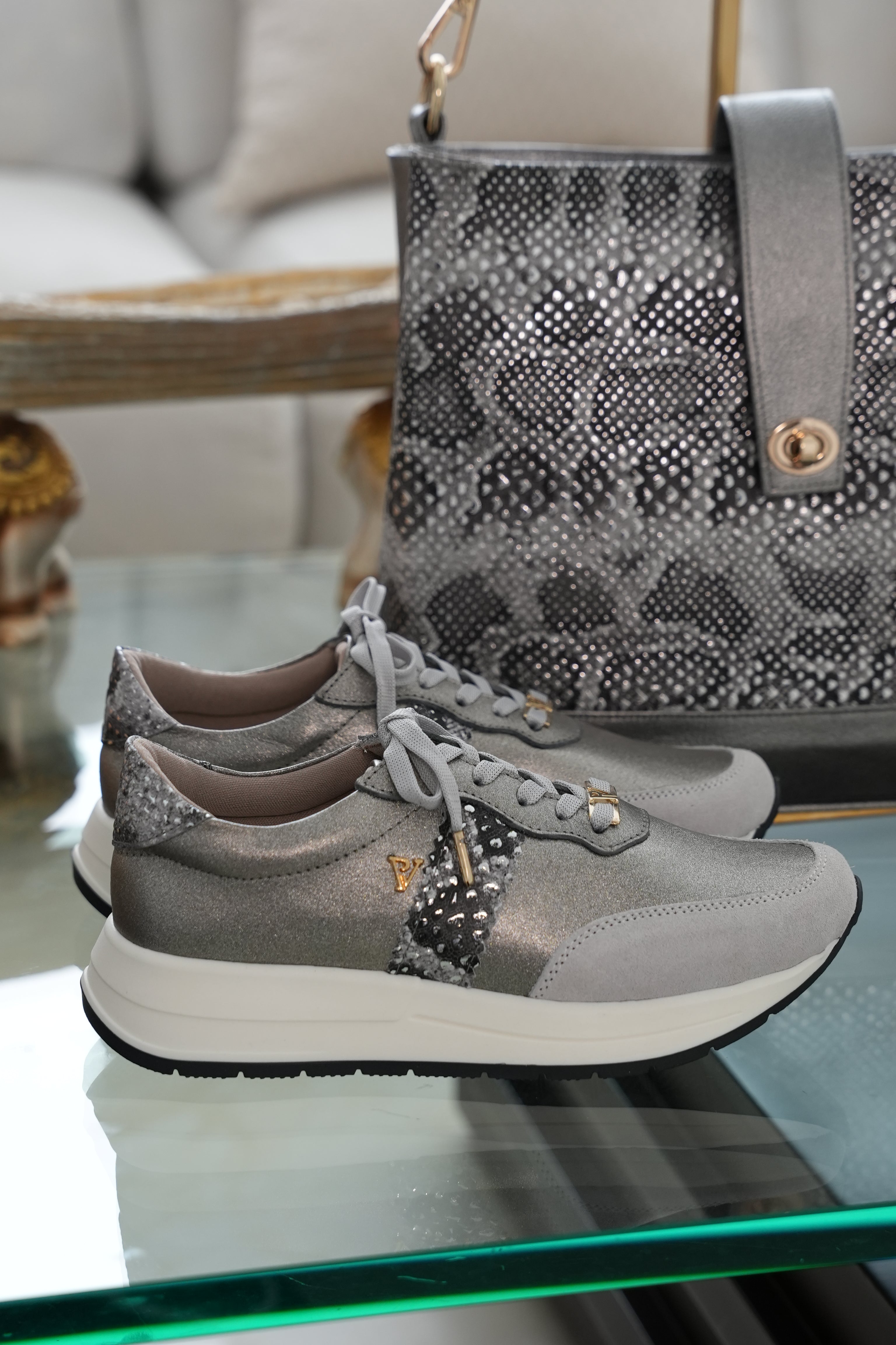 Tenis Oso metal plata en cuero