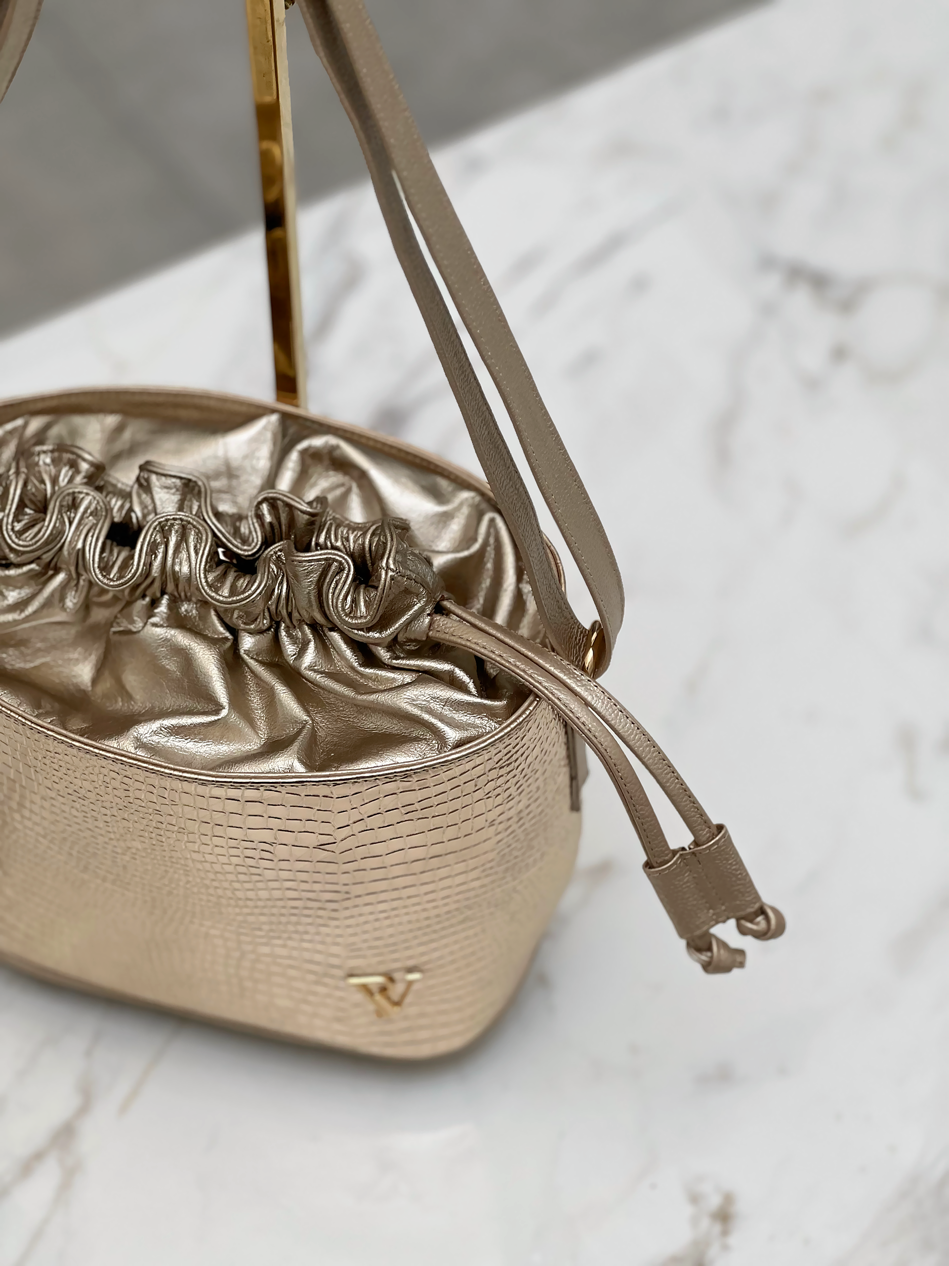 BOLSO BUCKET IRIS EN CUERO CHAMPAN