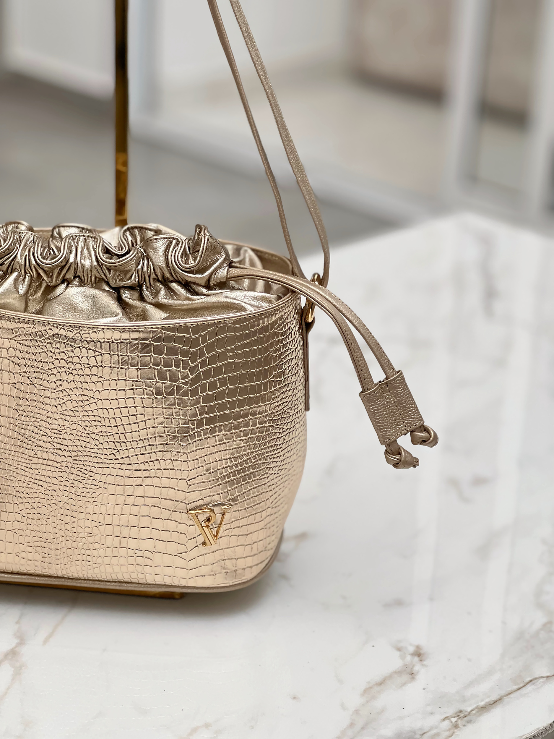 BOLSO BUCKET IRIS EN CUERO CHAMPAN