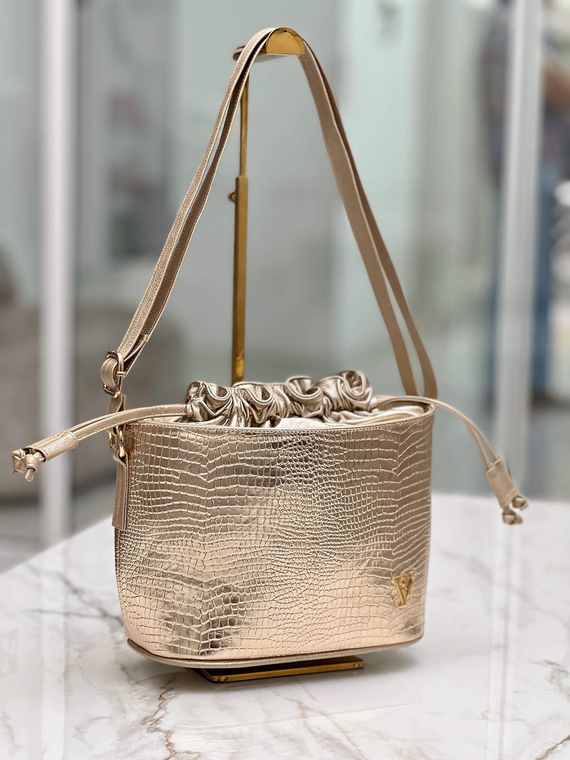 BOLSO BUCKET IRIS EN CUERO CHAMPAN