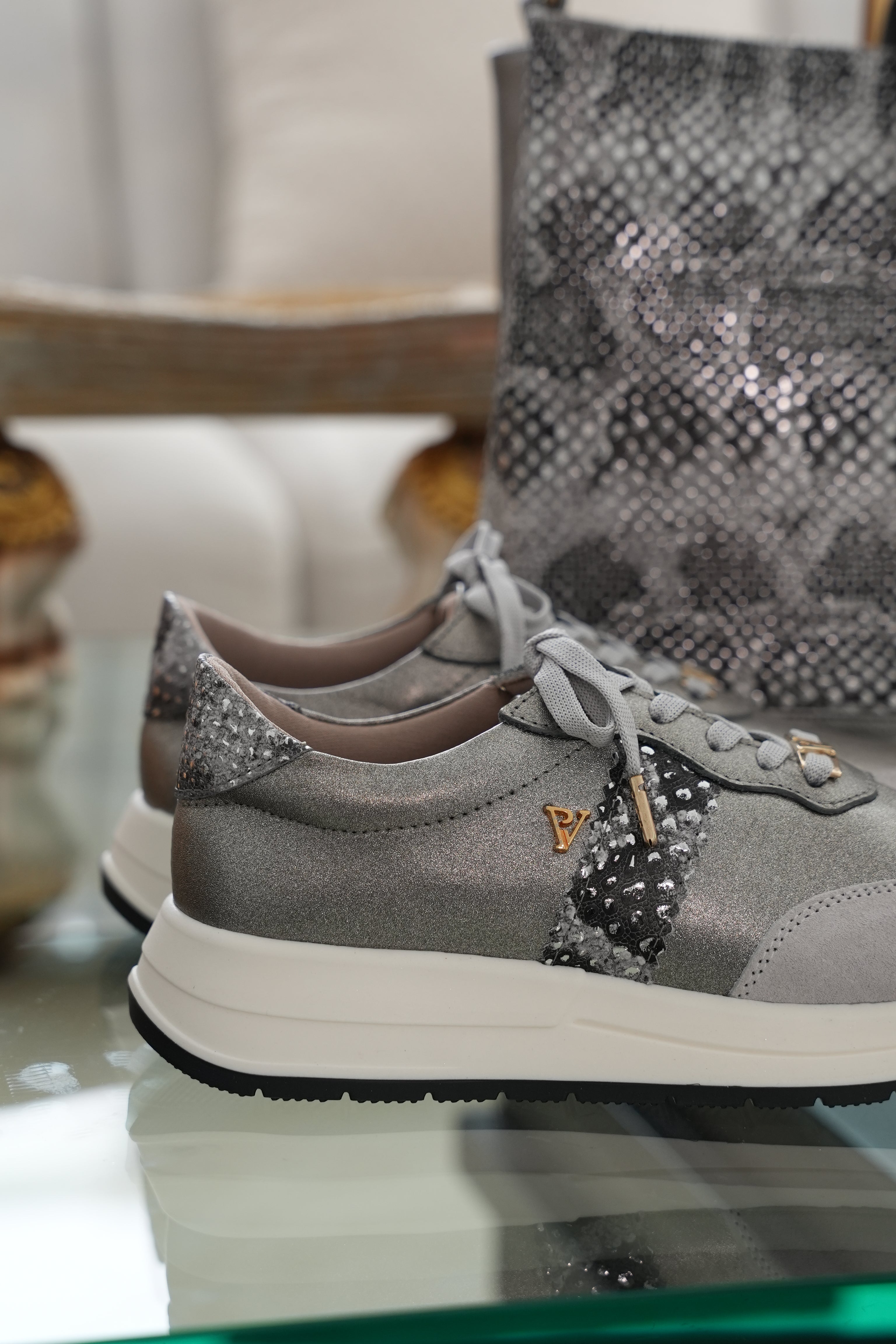 Tenis Oso metal plata en cuero