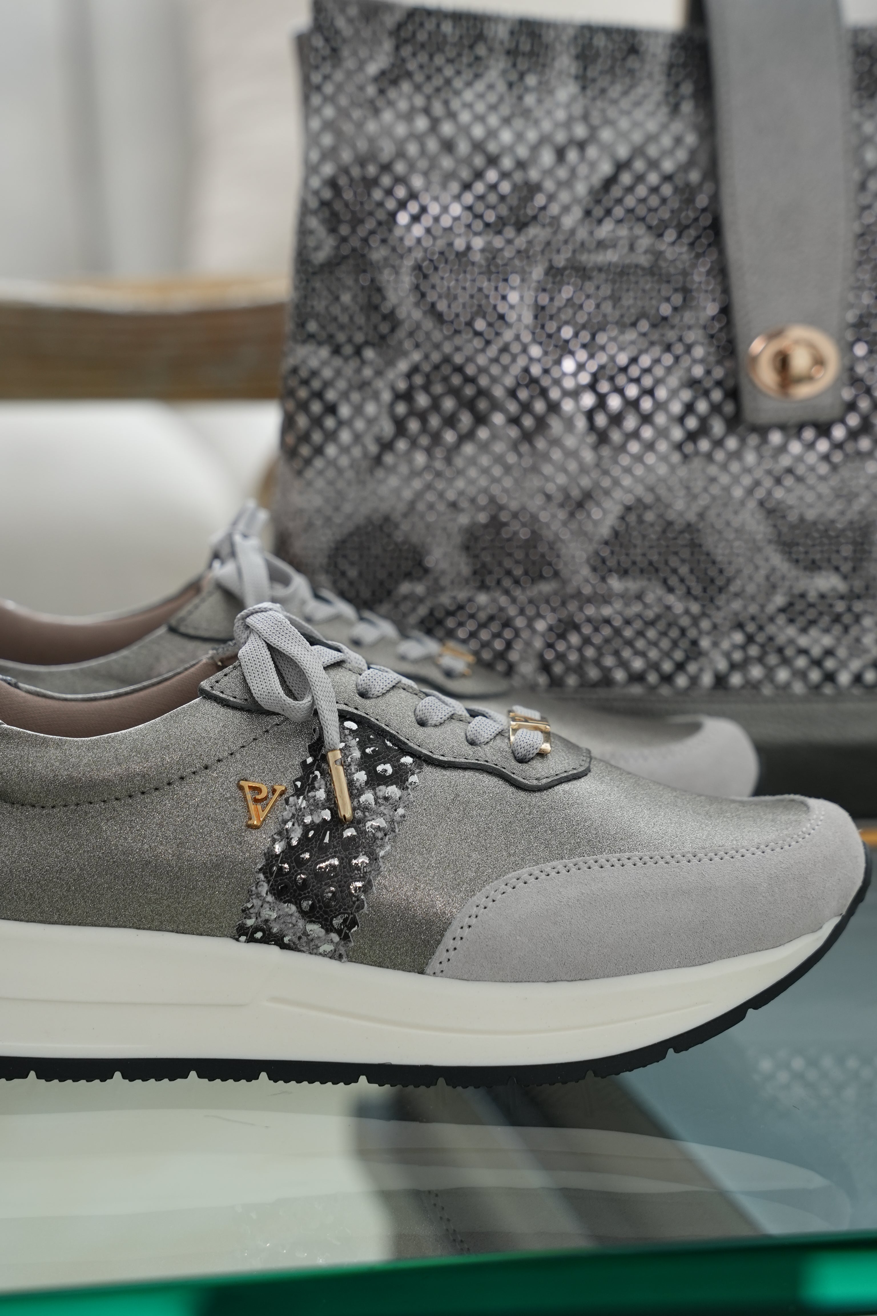 Tenis Oso metal plata en cuero