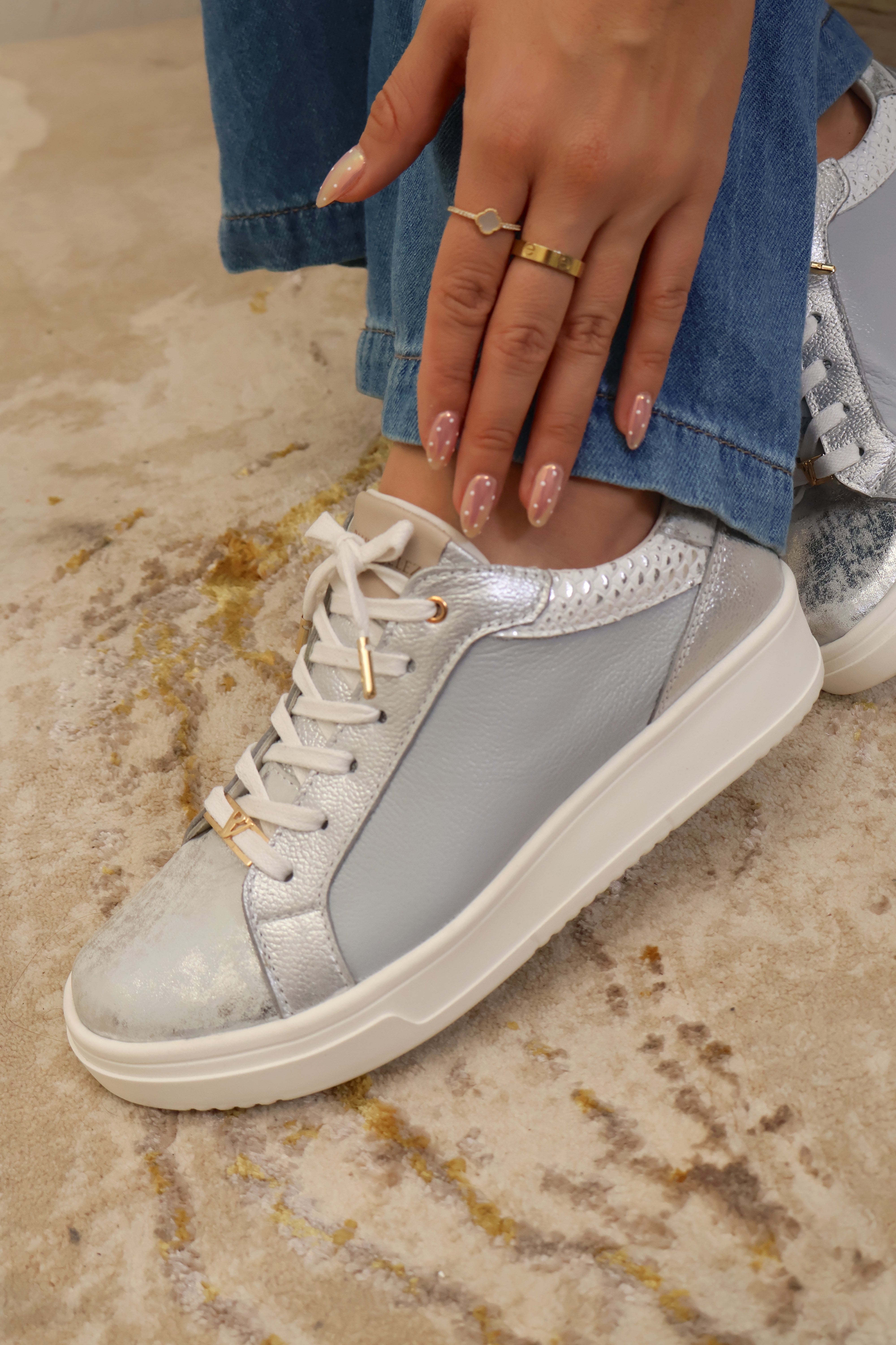 Tenis Bonny folia plata en cuero