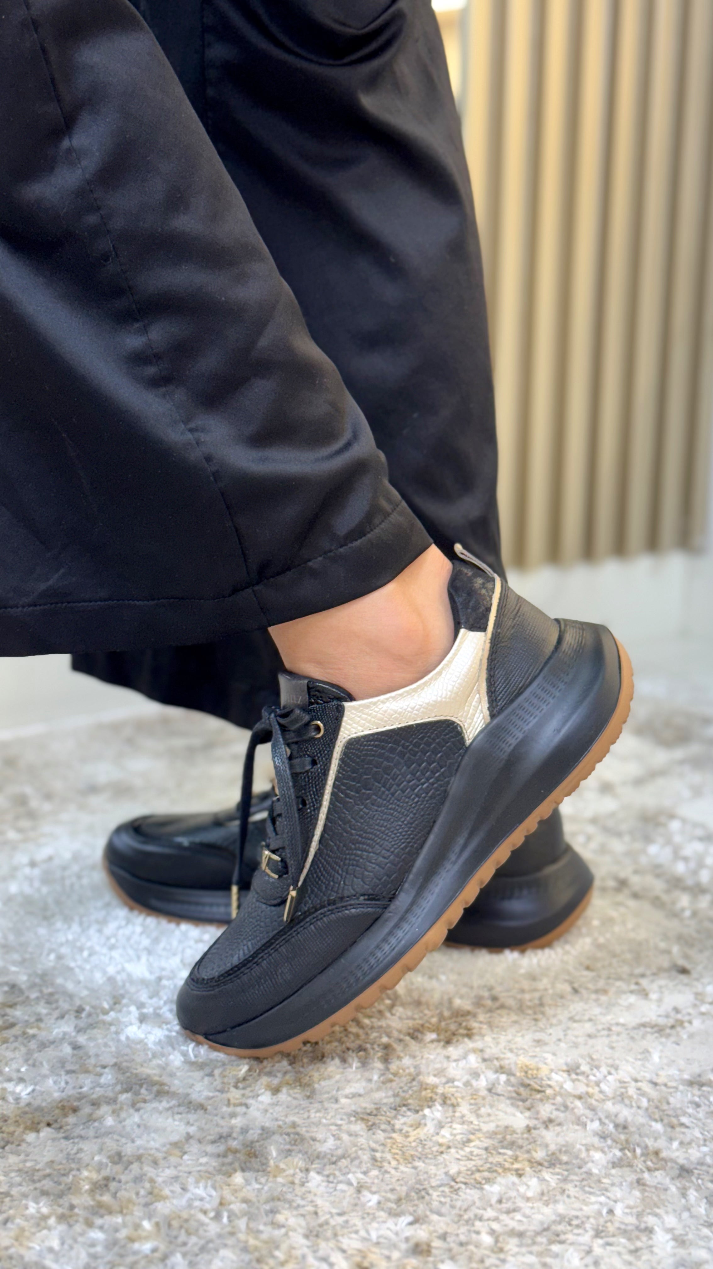 Tenis Origen Negro Oro Panda