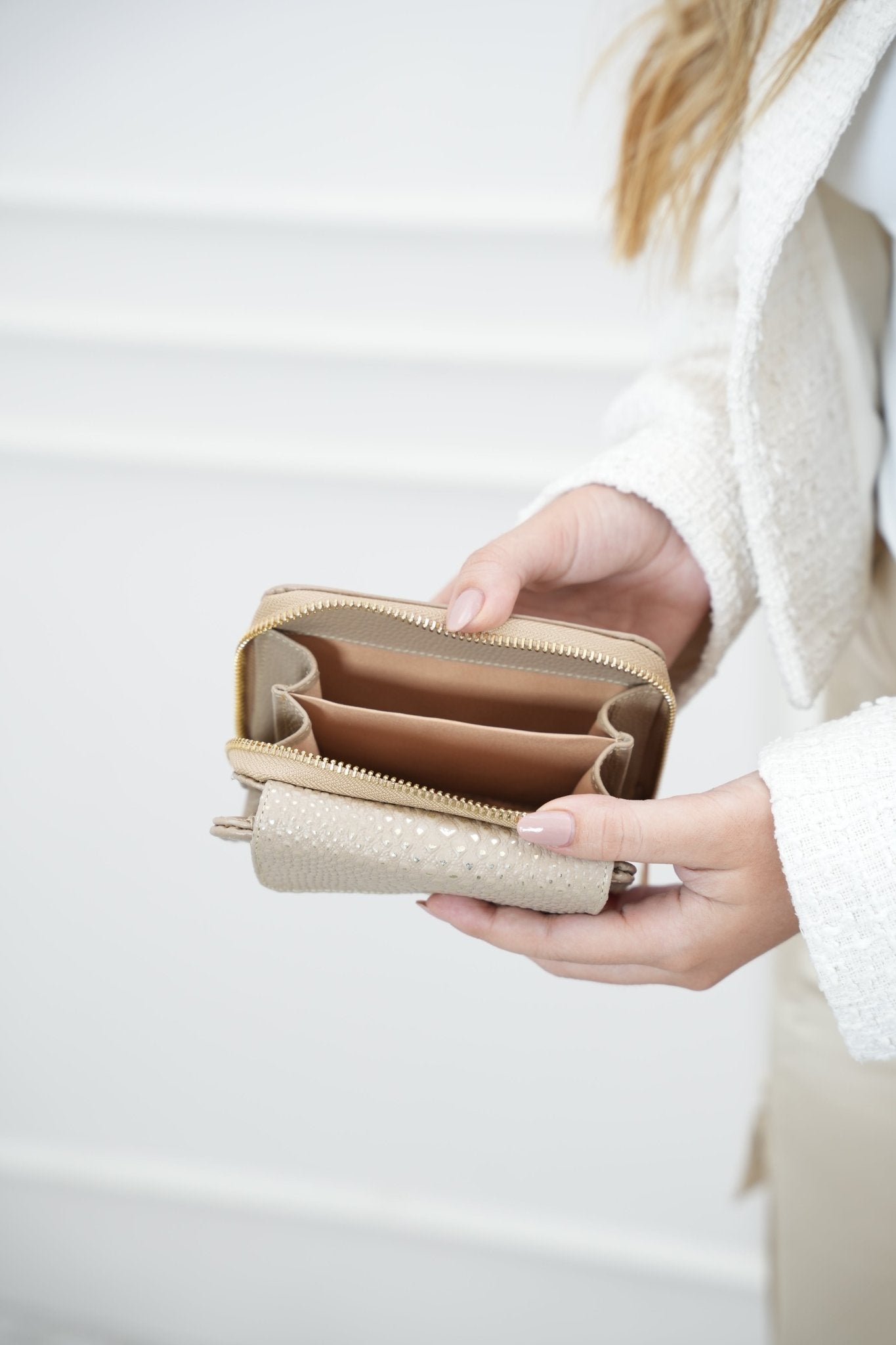 Billetera Taupe en Cuero Paula Vélez - PAULA VELEZ