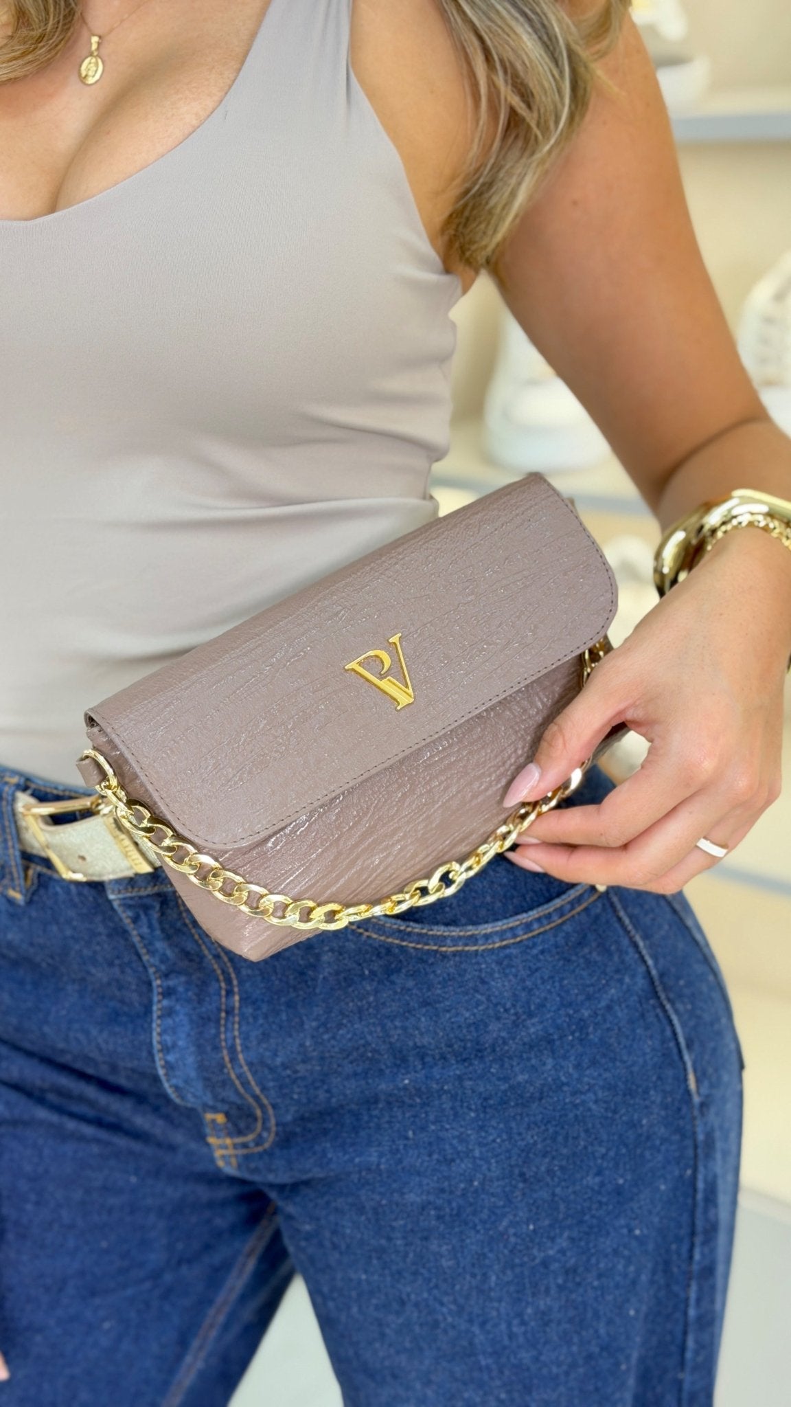 Bolso cangurero taupe en cuero - PAULA VELEZ