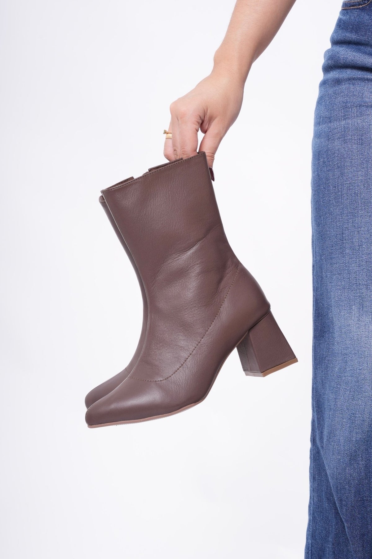 Botin en cuero cafe - PAULA VELEZ
