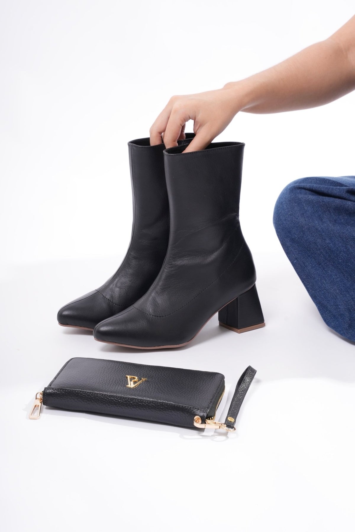 Botin en cuero negro - PAULA VELEZ