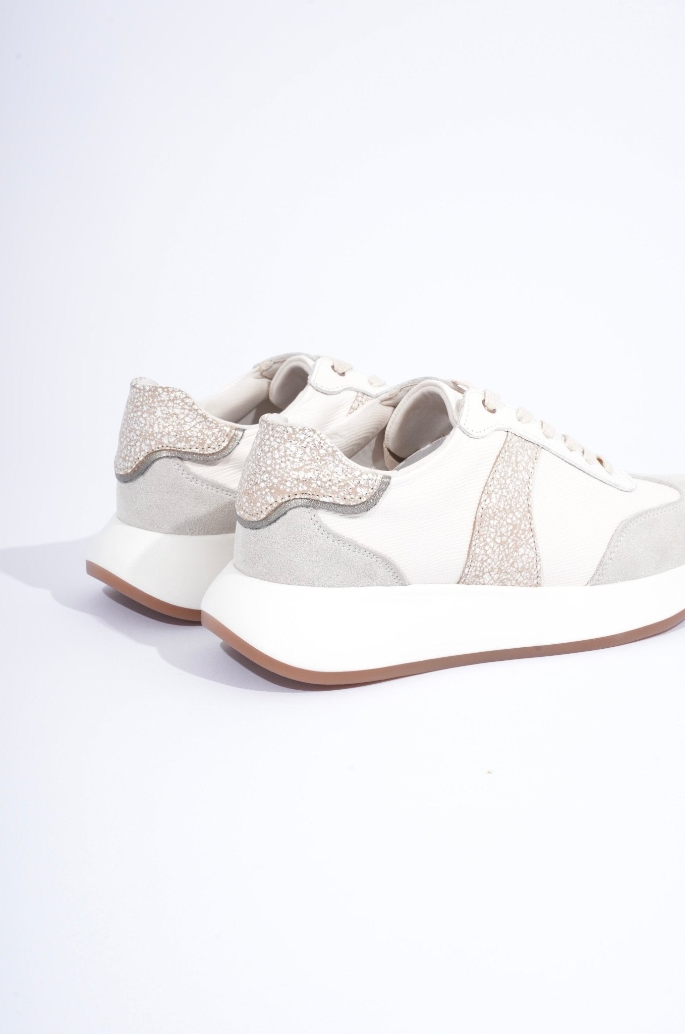 Milán Marfil Gris Folia Oro Munich Tenis en Cuero - PAULA VELEZ