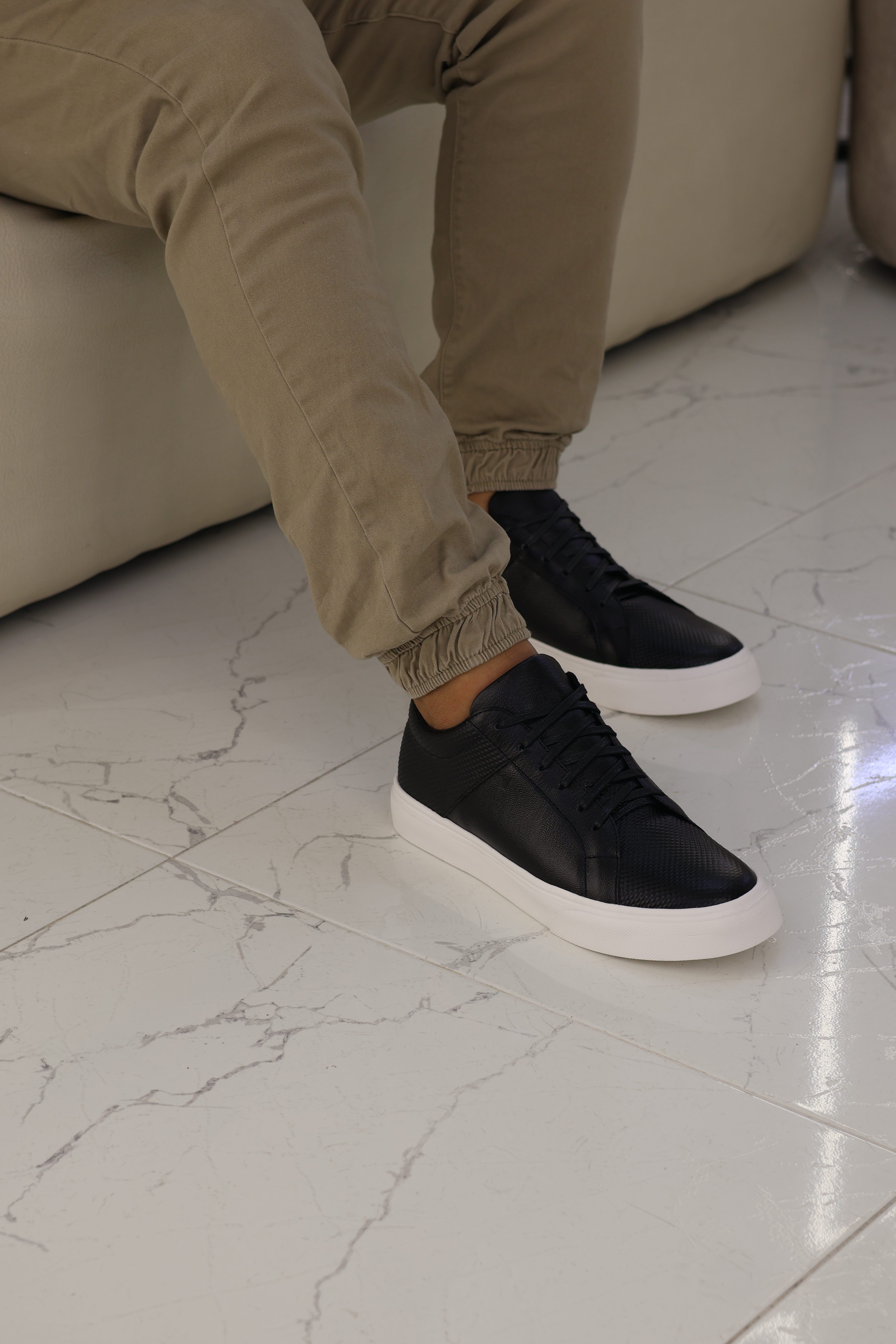 Tenis Cooper en cuero negro
