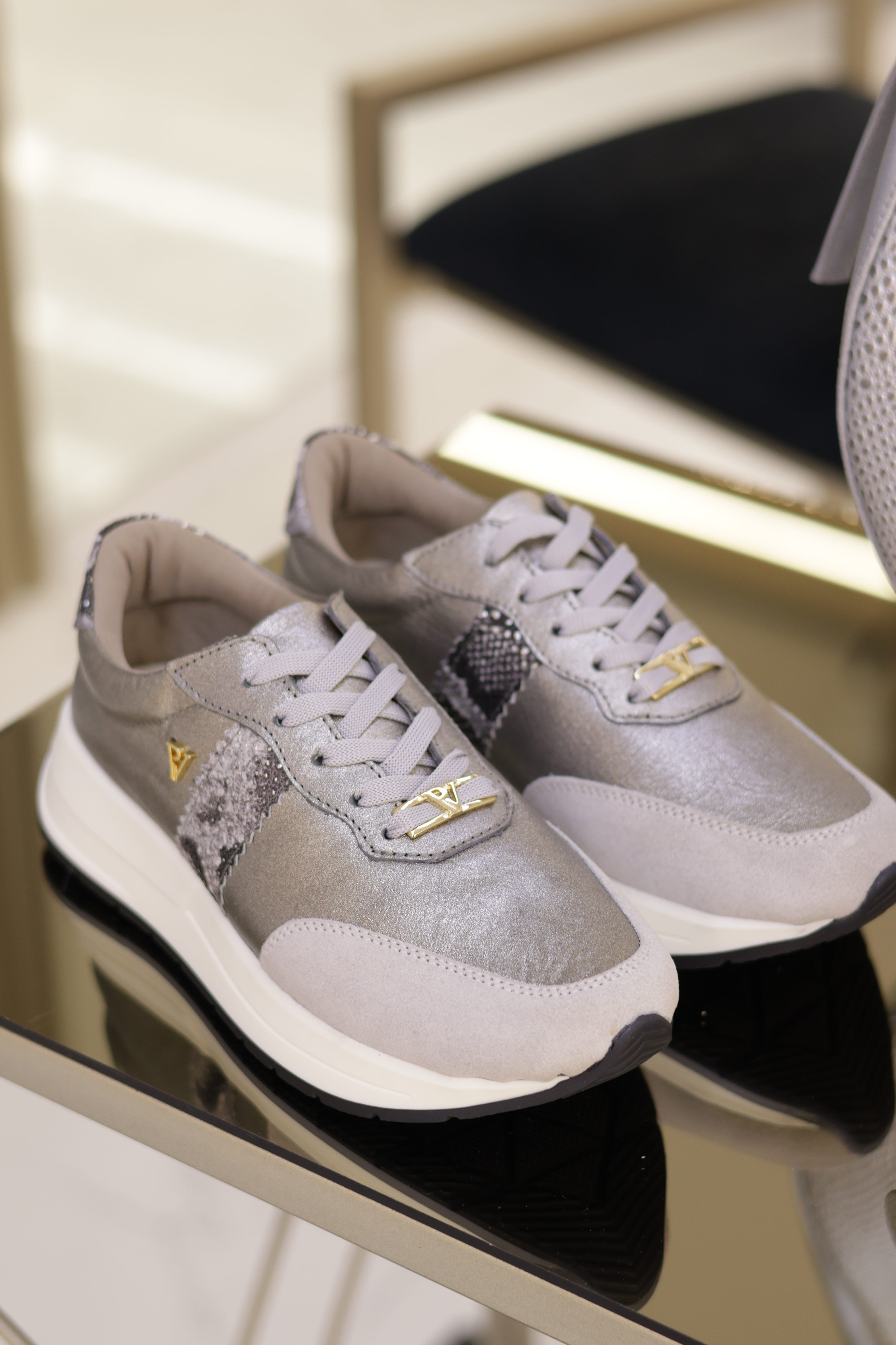 Tenis Oso metal plata en cuero
