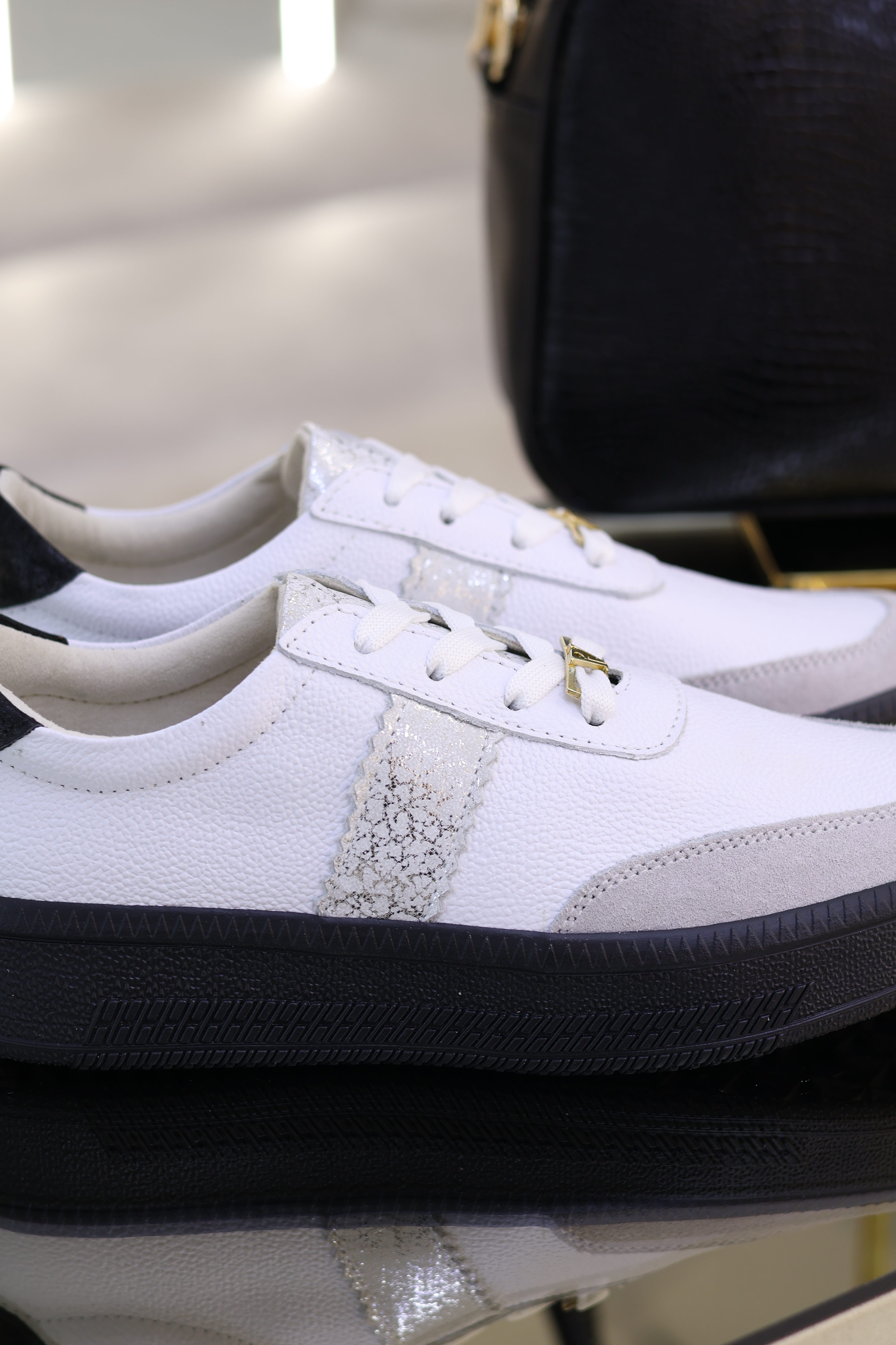 Tenis Megan blanco folia en cuero