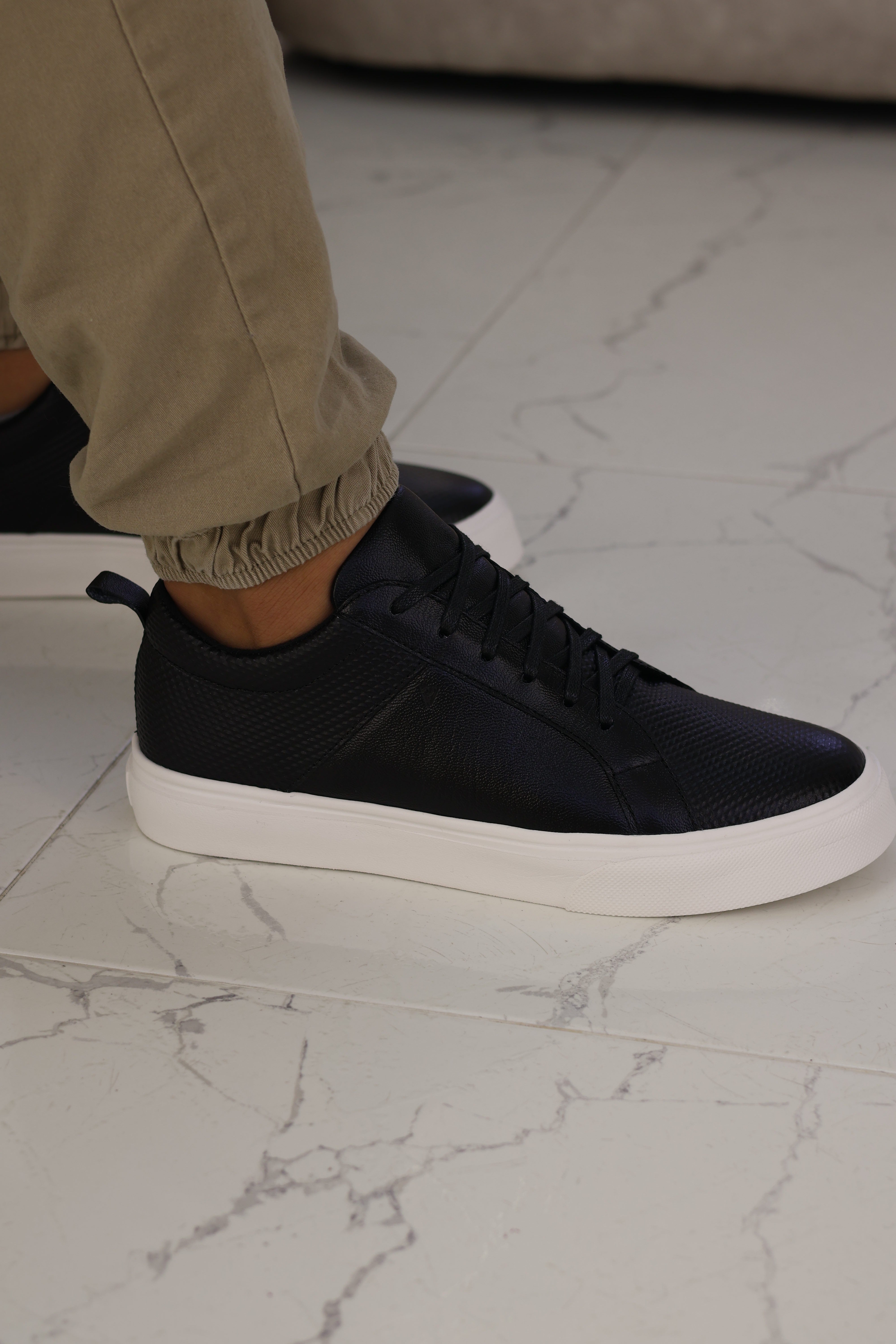 Tenis Cooper en cuero negro