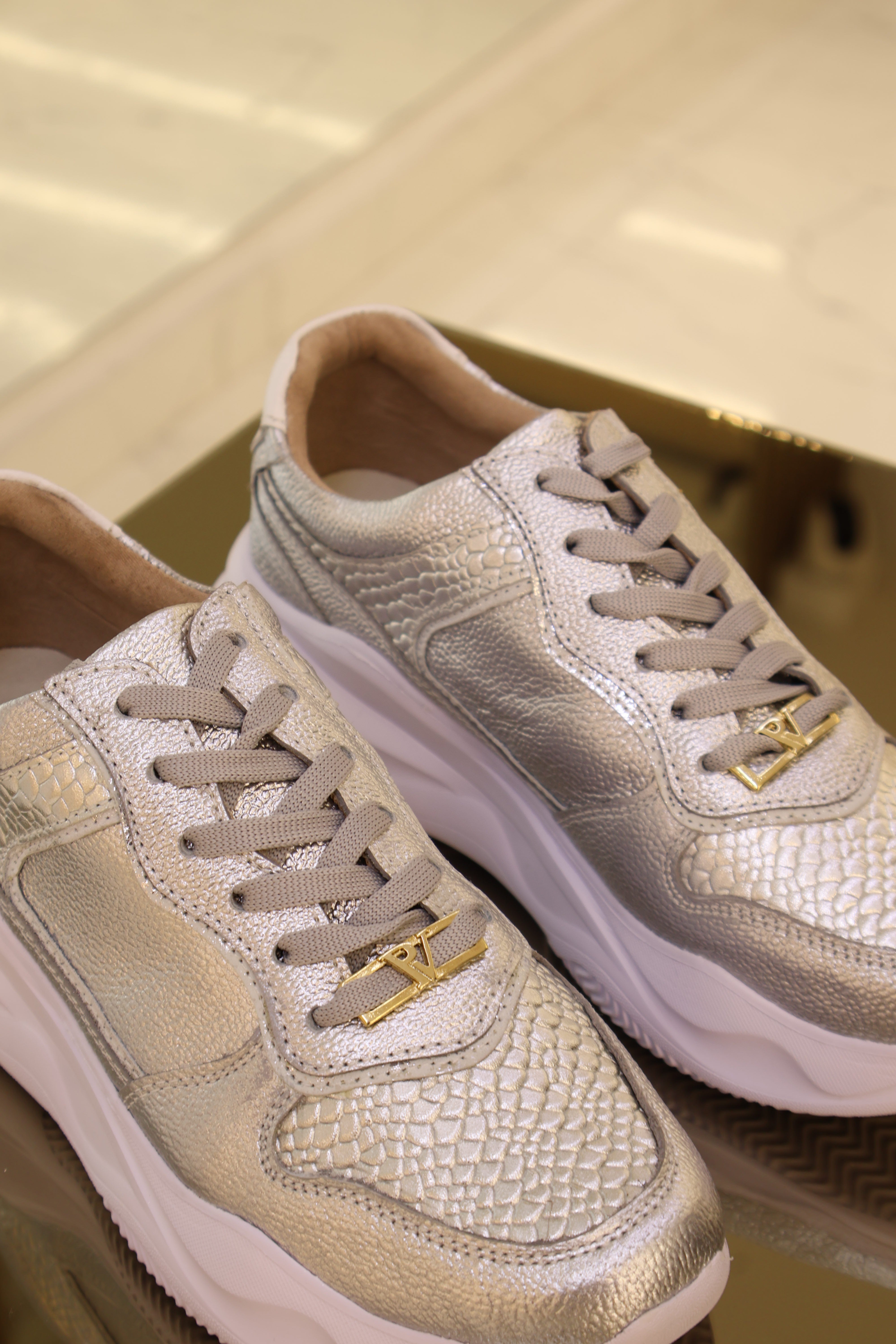 Tenis de cuero Romeo plata folia Liz blanco