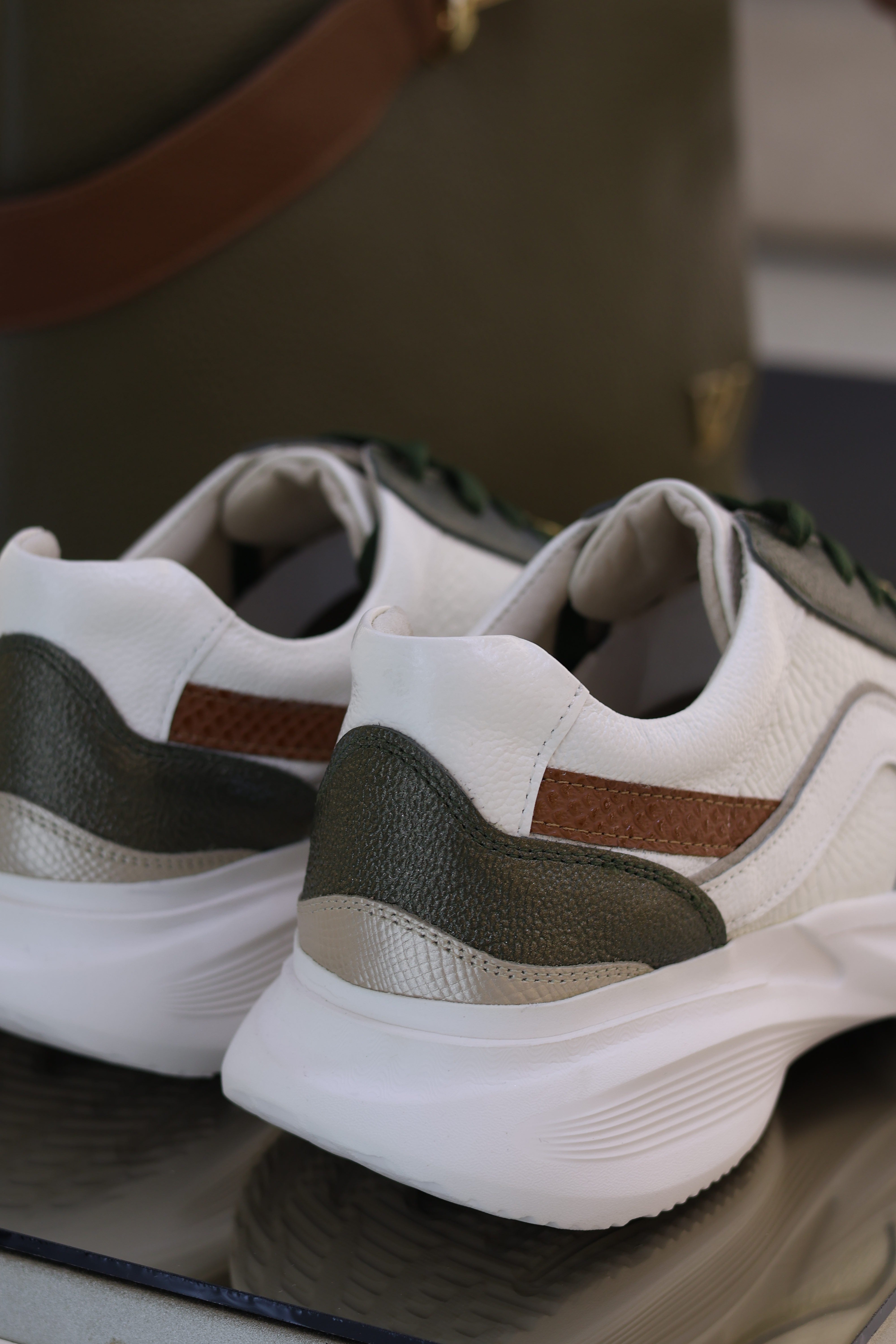 Tenis de cuero Paula Velez Verde miel