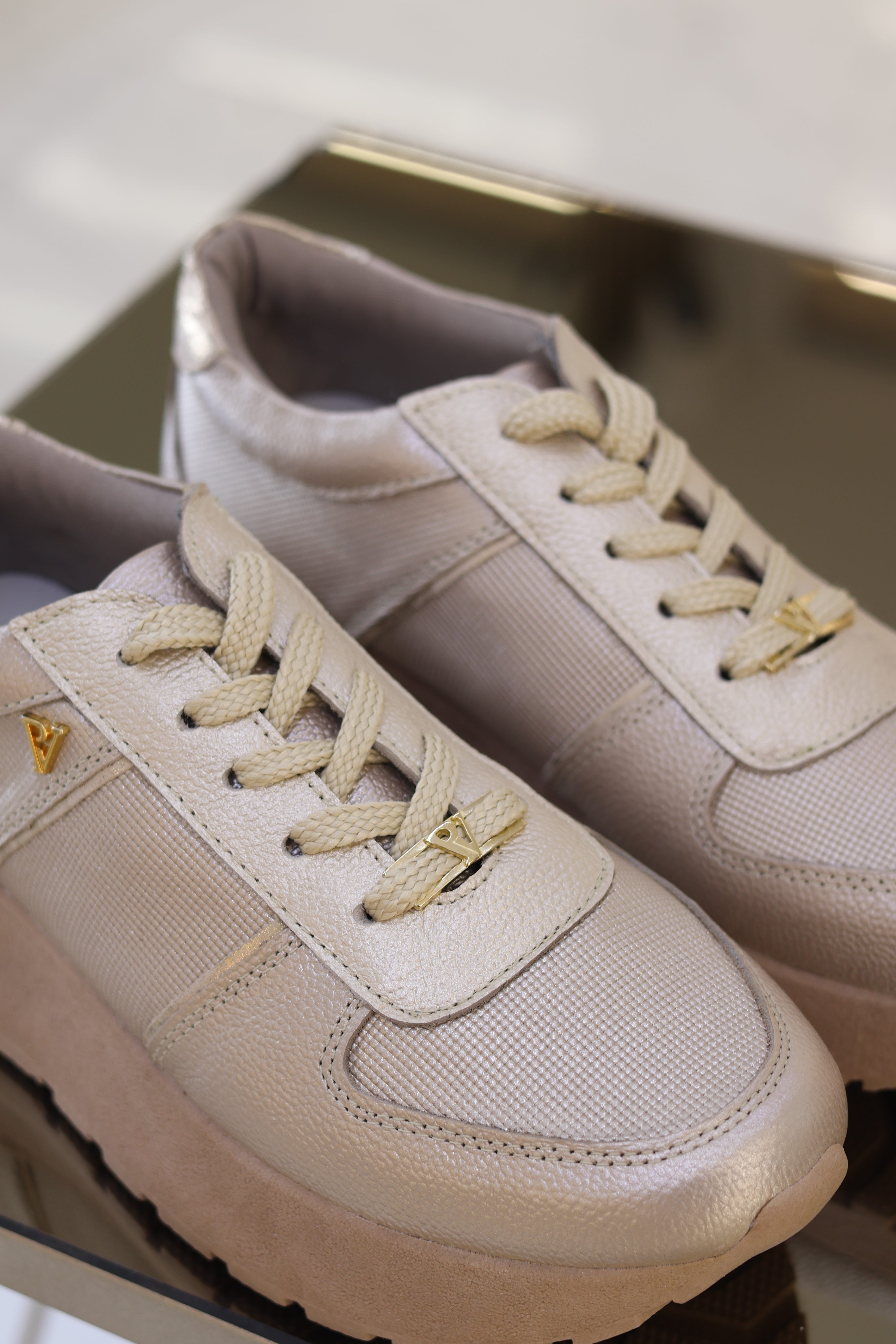 Tenis Samy oro gold en cuero