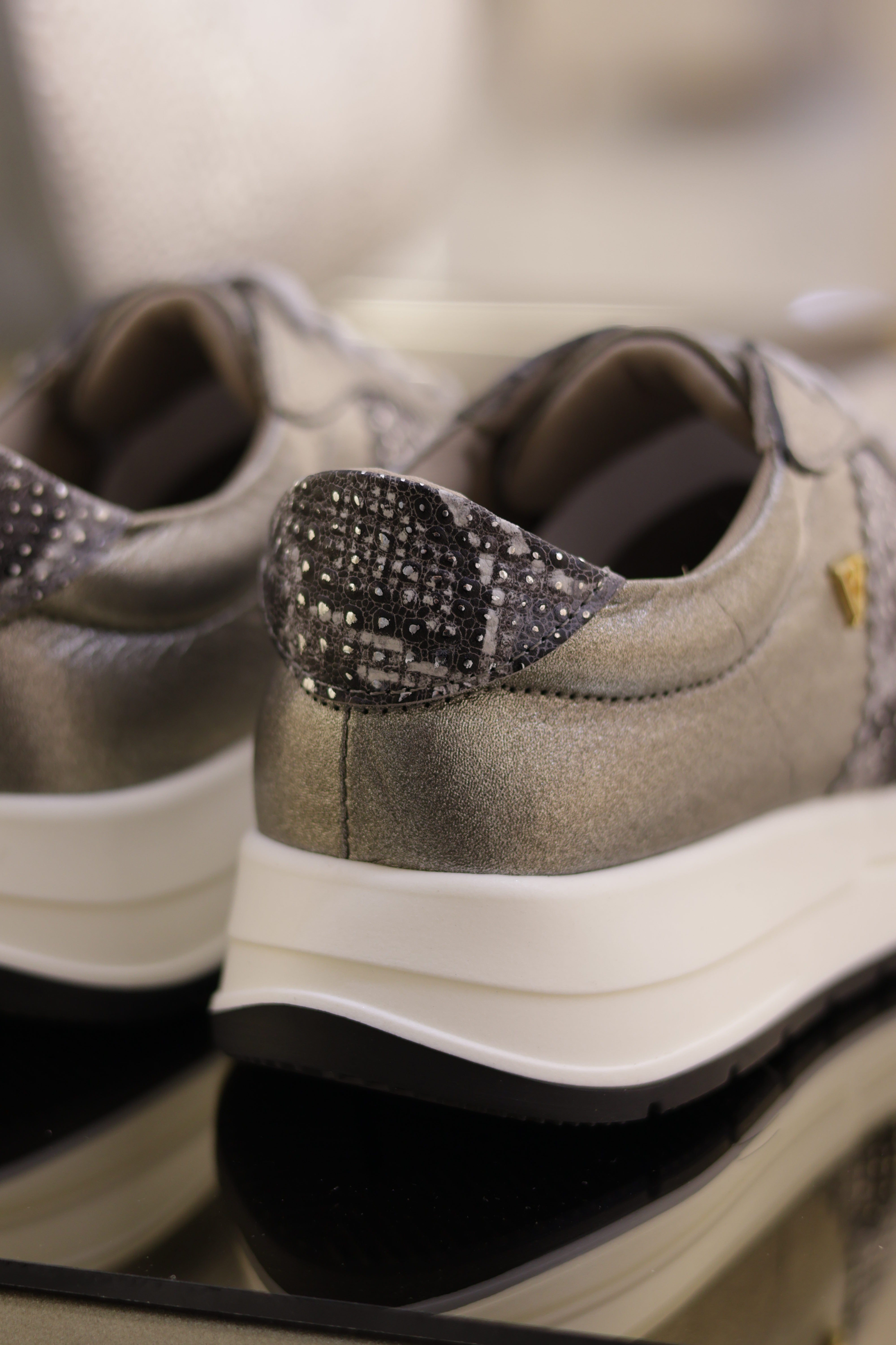 Tenis Oso metal plata en cuero