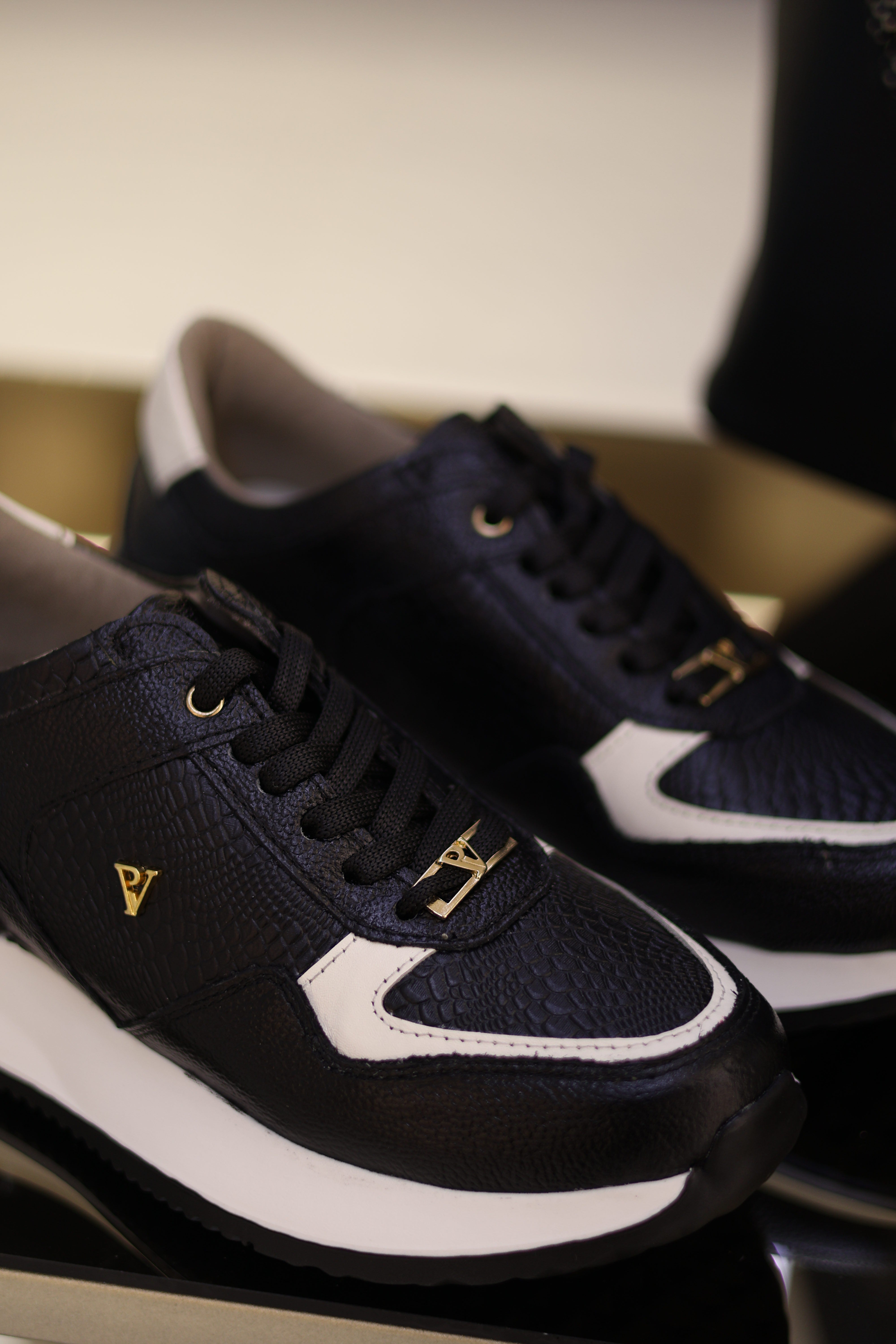 Tenis Denver Negro marfil en cuero