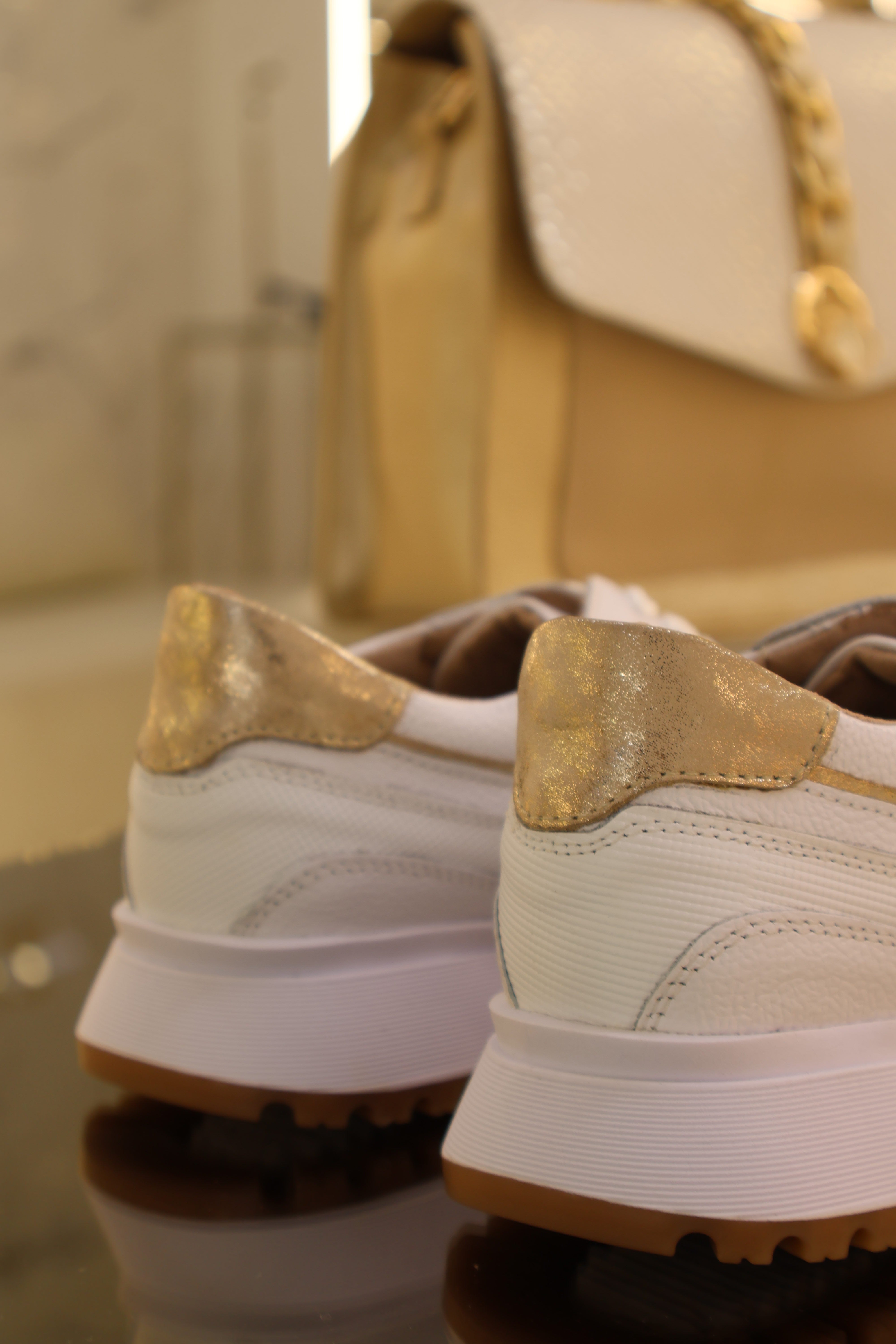 Milu blanco oro chanel tenis de cuero