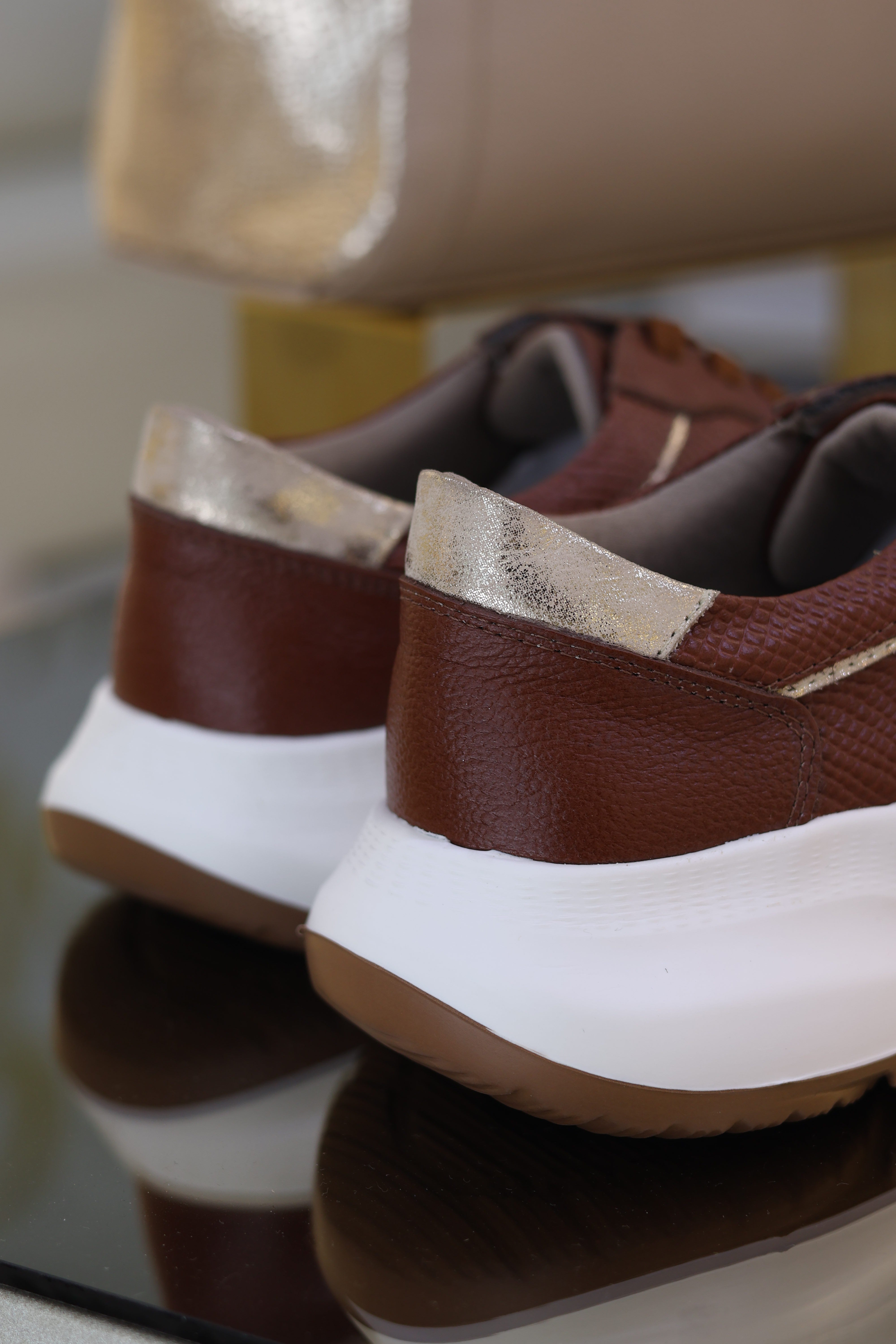 Tenis Chanel café pandora en cuero