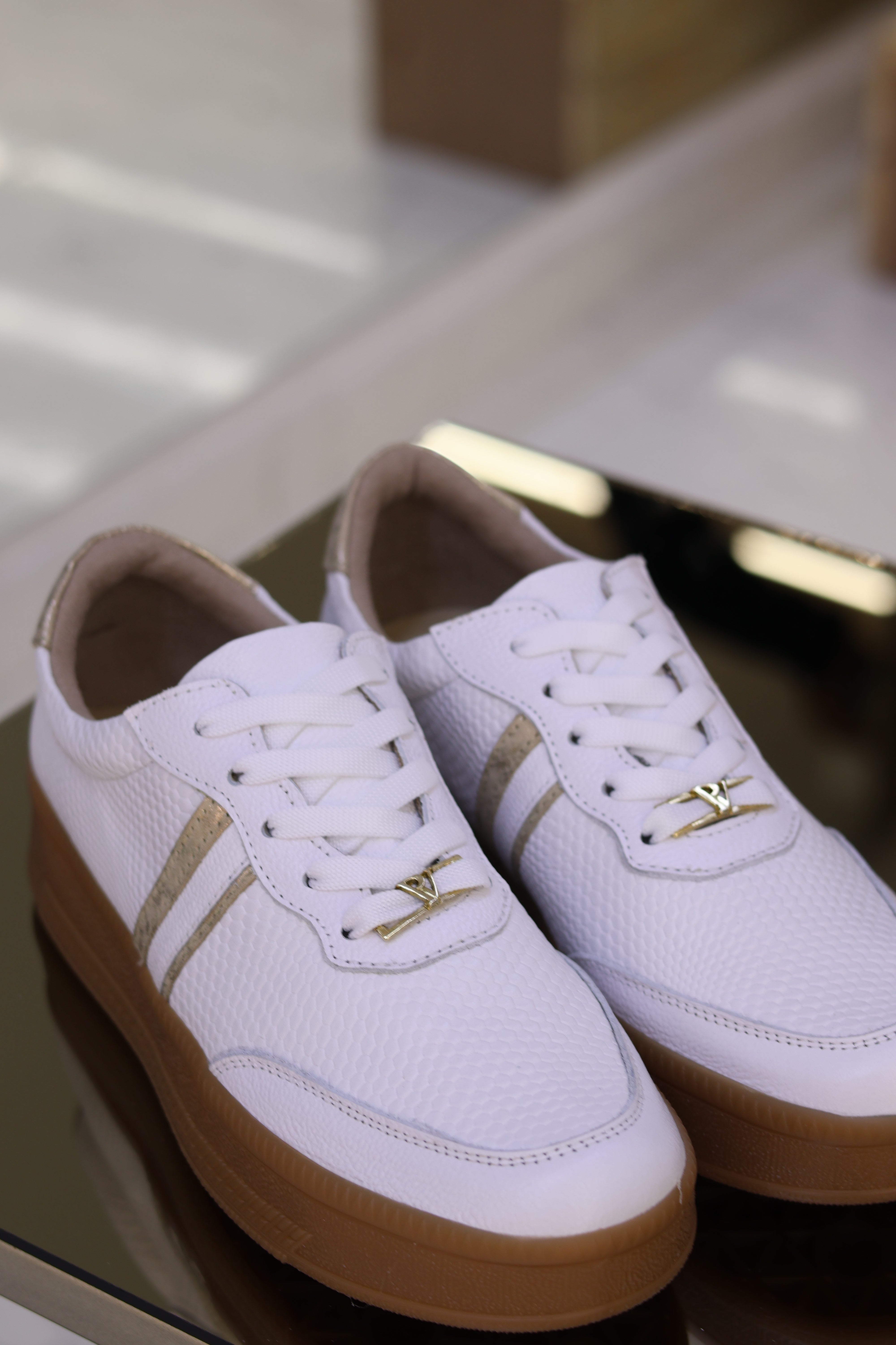 Tenis de cuero Megan blanco oro