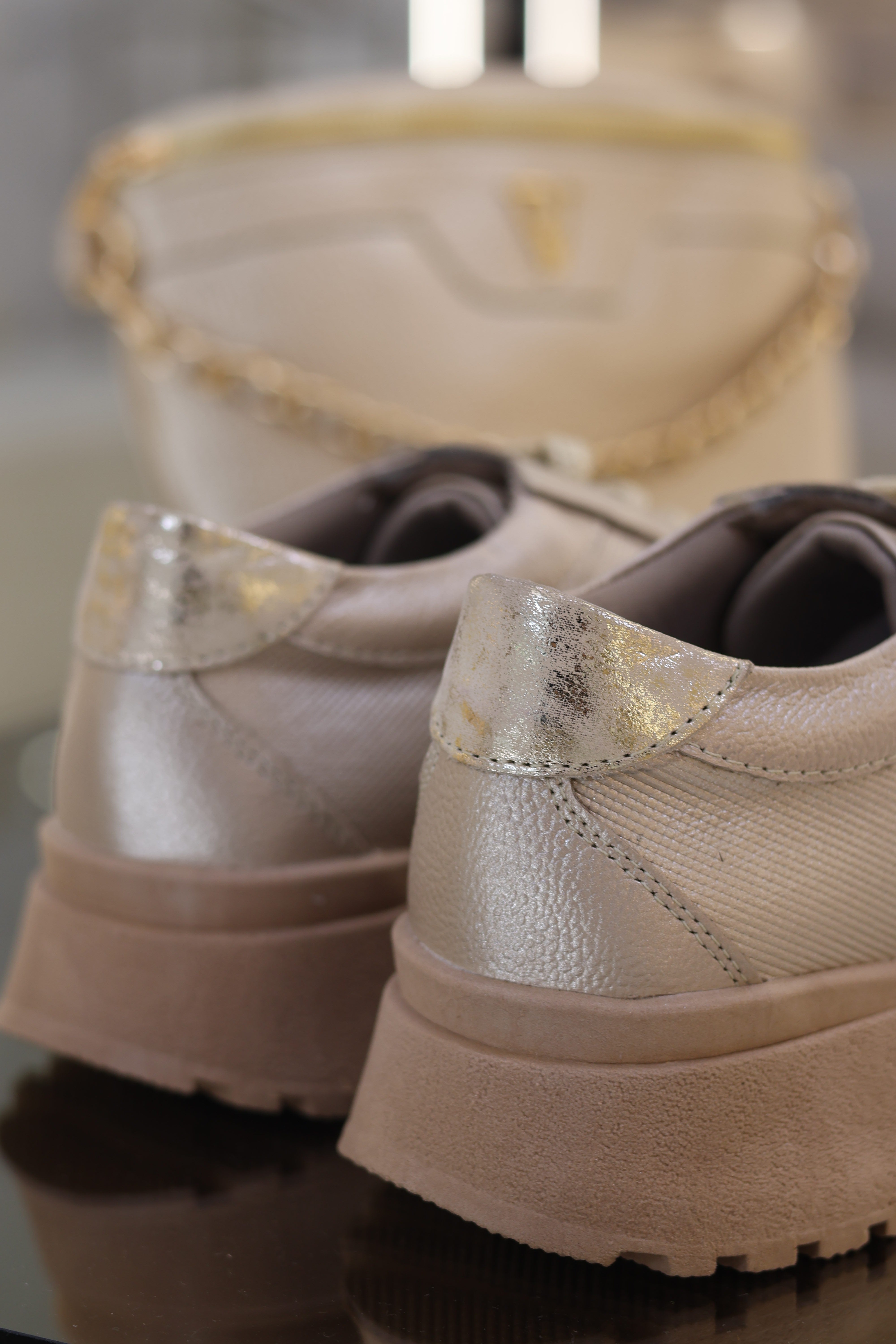 Tenis Samy oro gold en cuero