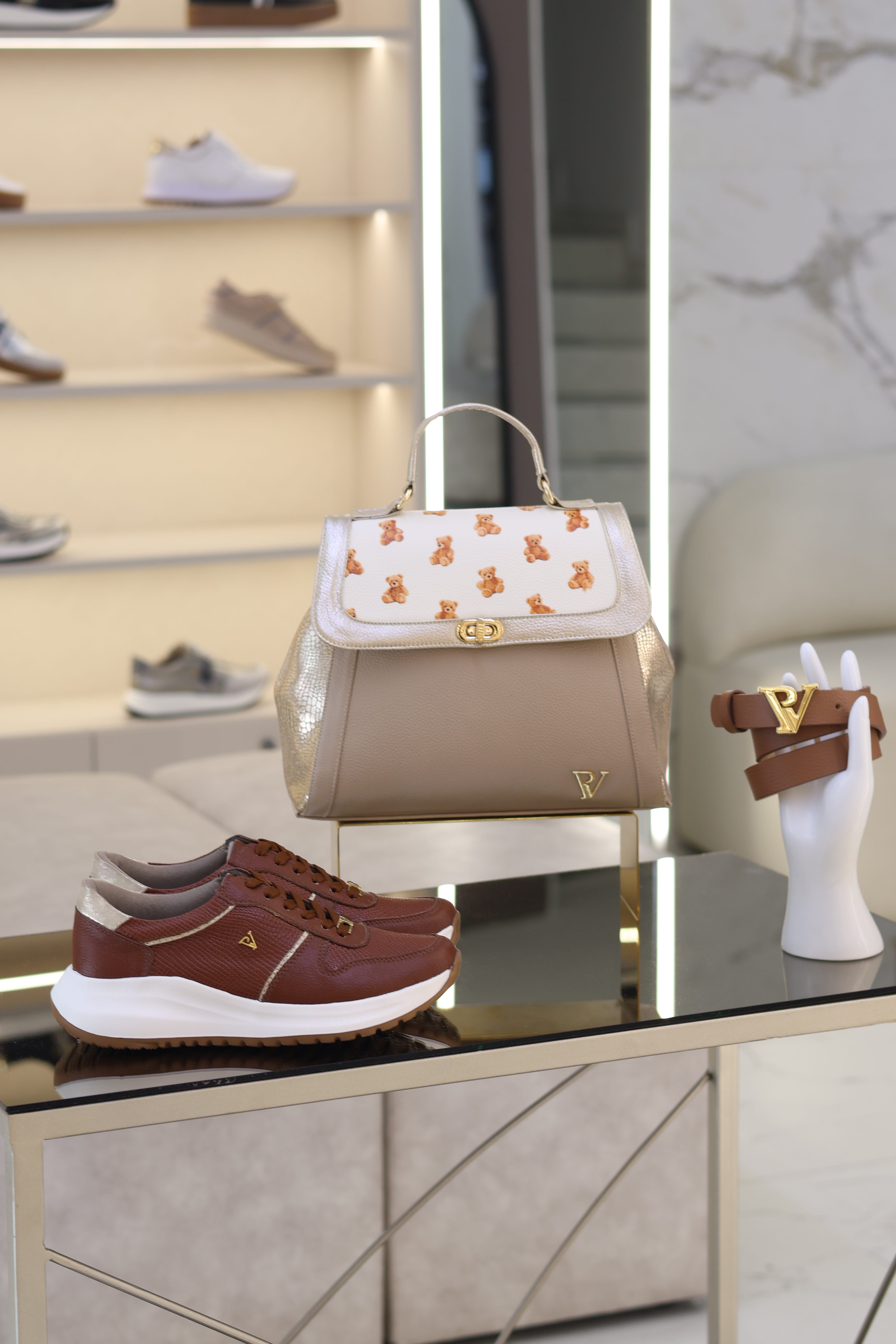 Tenis Chanel café pandora en cuero