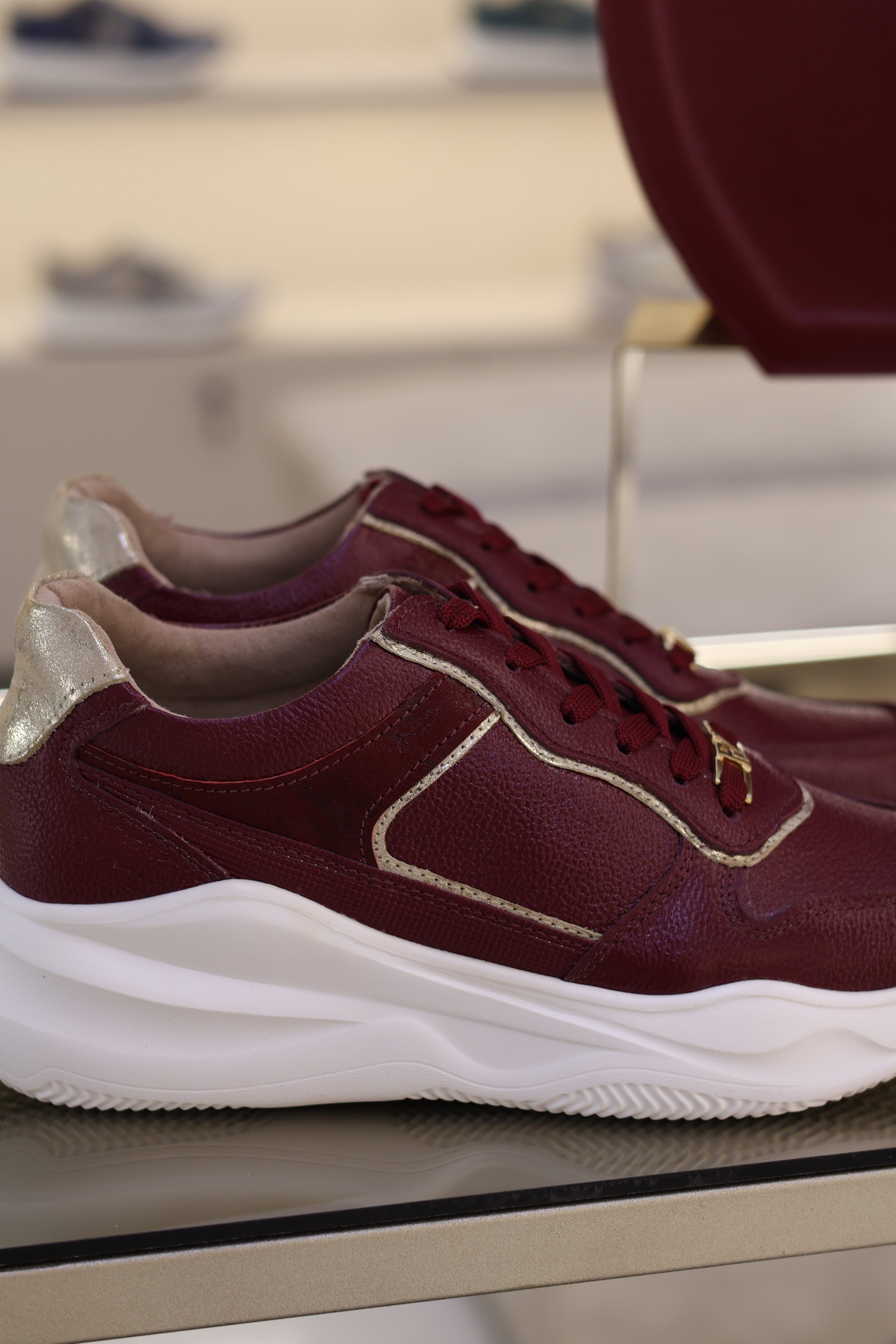 Tenis de cuero Romeo vino