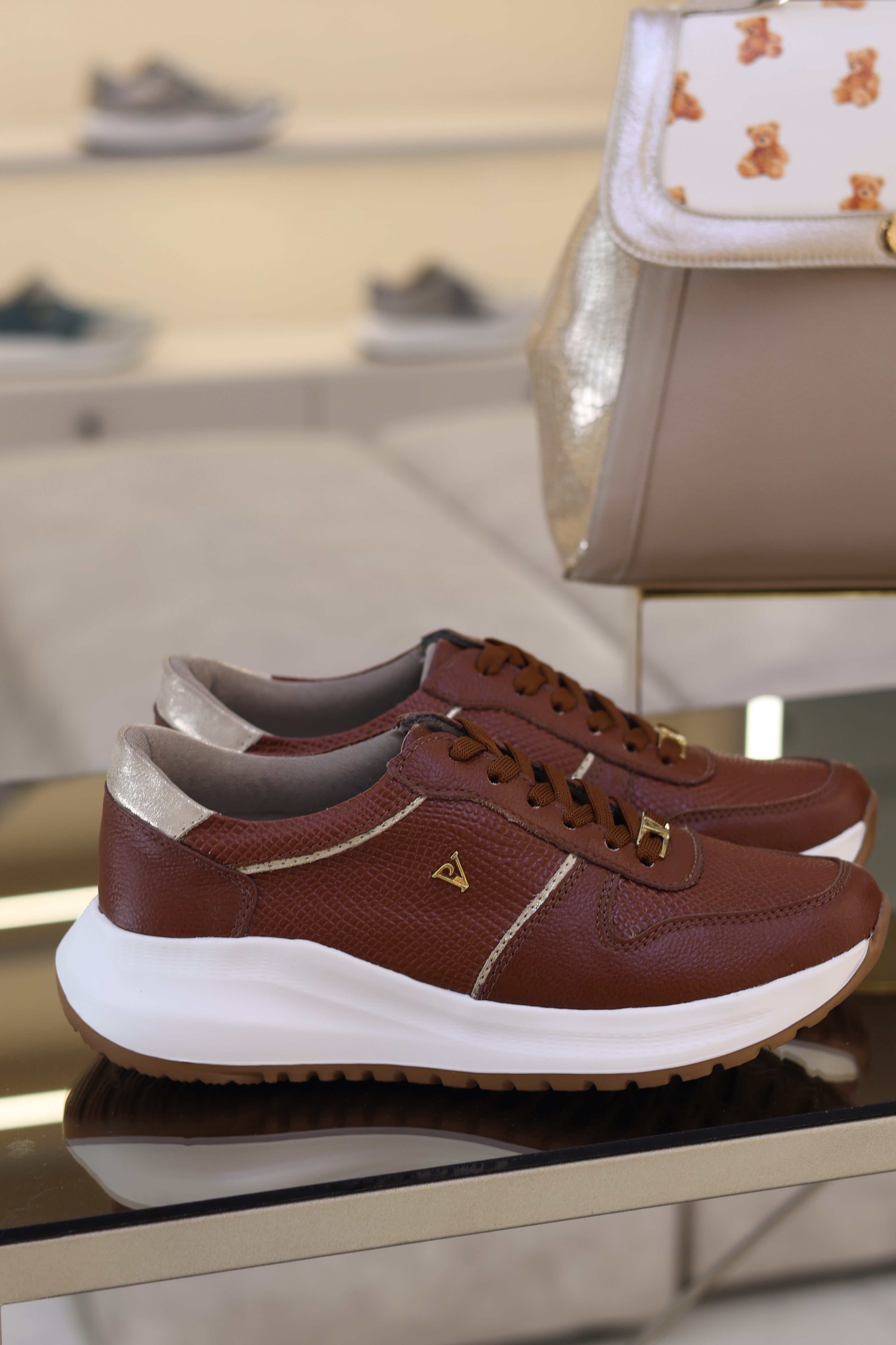 Tenis Chanel café pandora en cuero