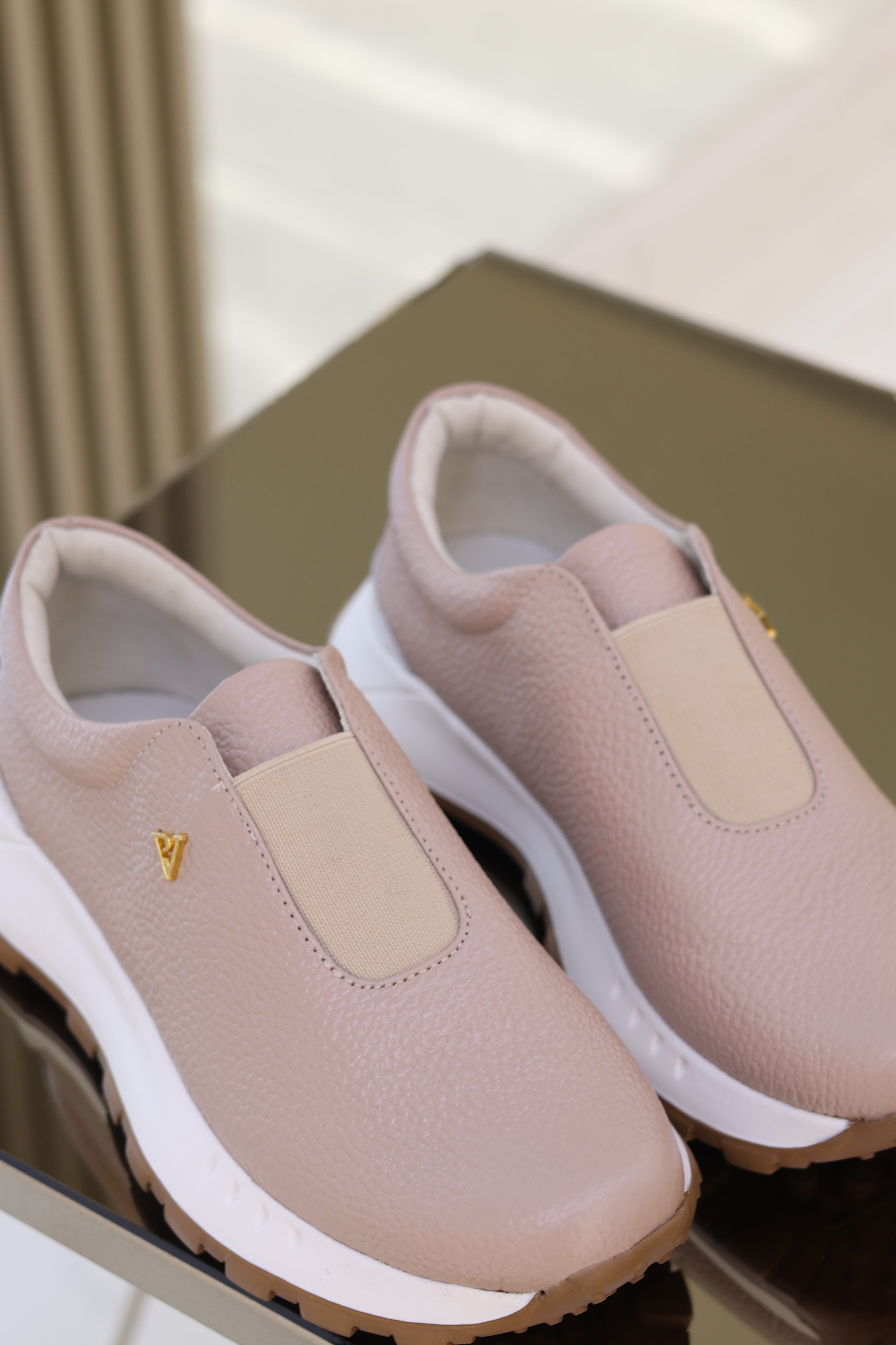 Tenis Helena gold rose en cuero
