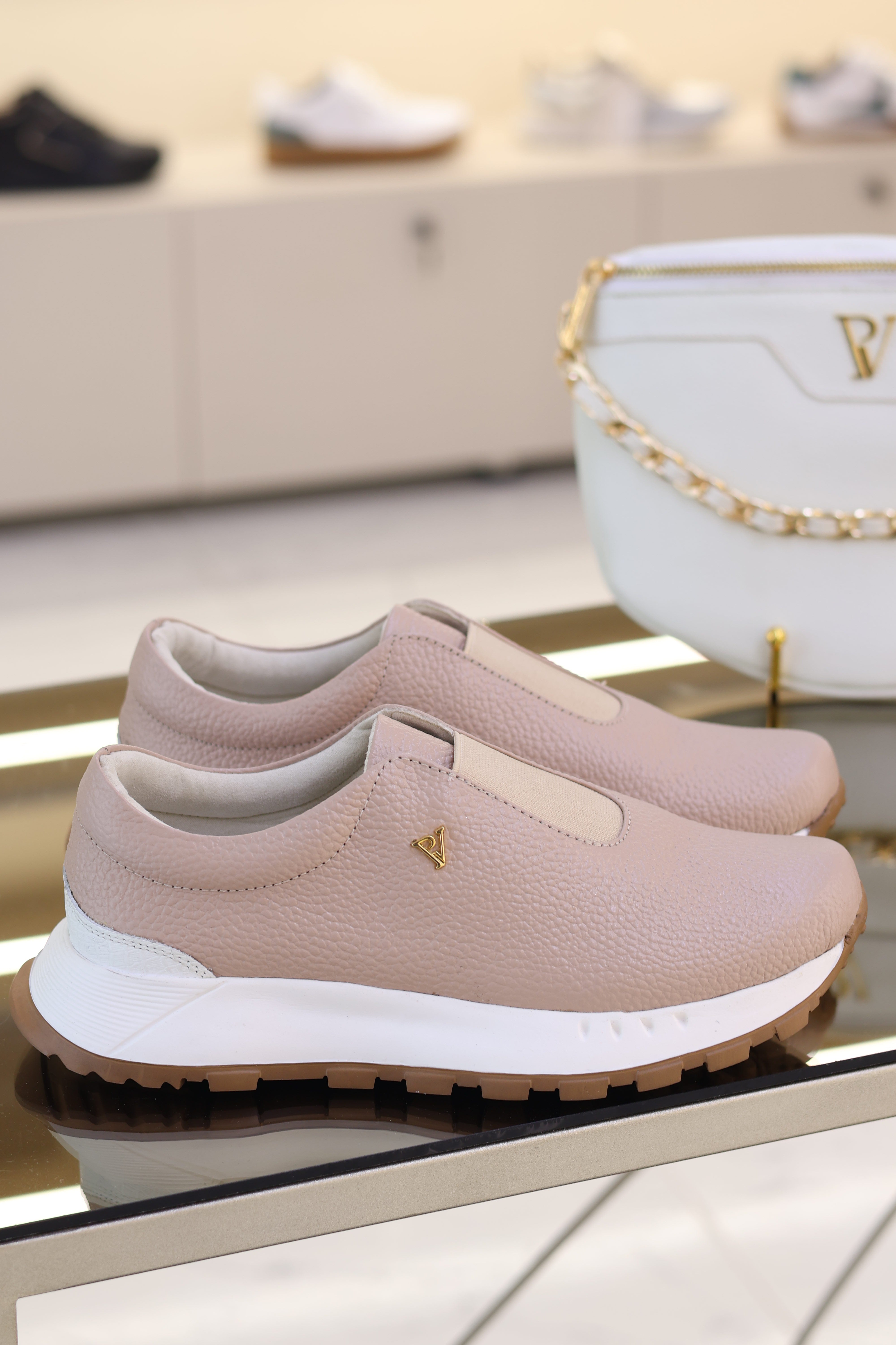 Tenis Helena gold rose en cuero