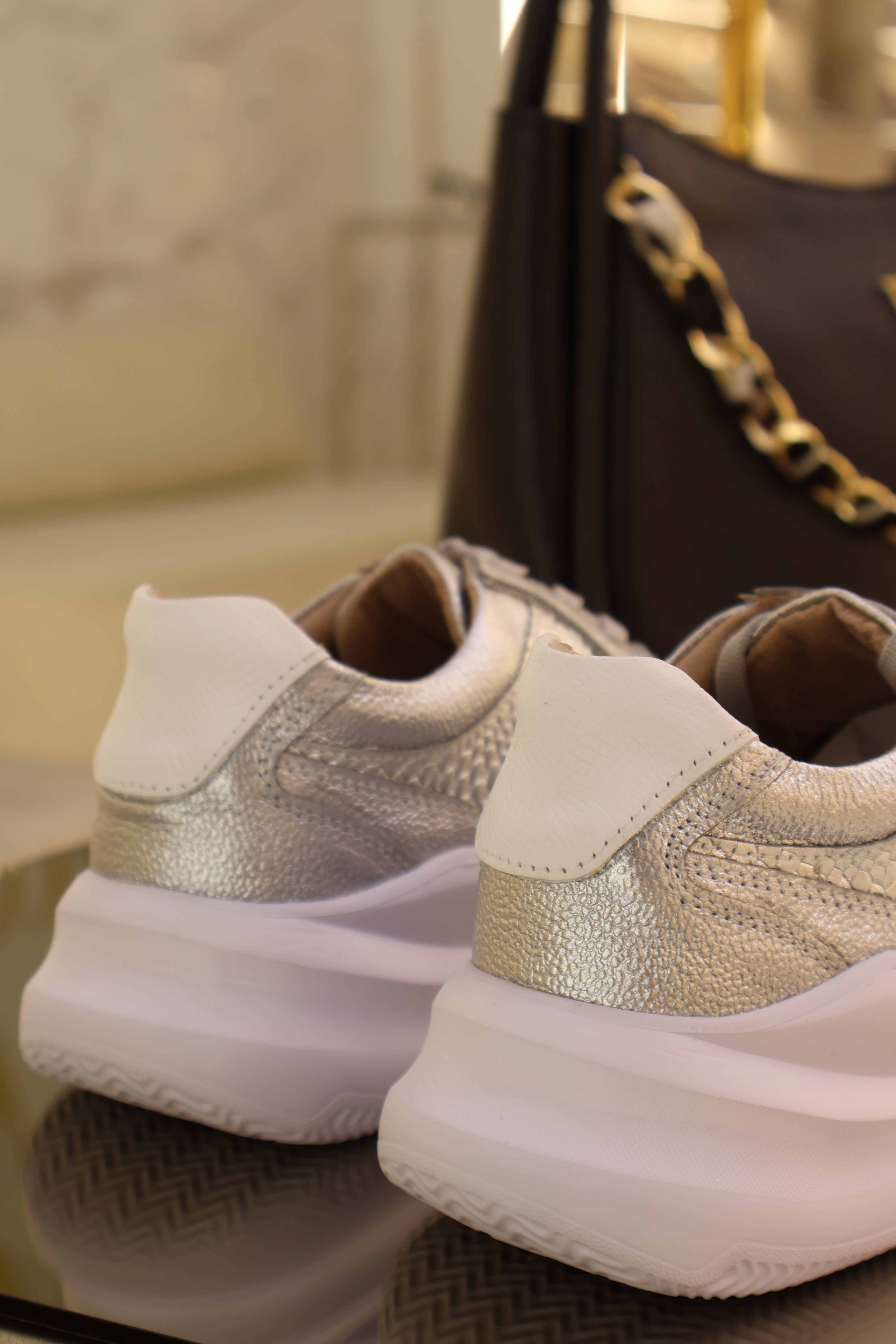 Tenis de cuero Romeo plata folia Liz blanco
