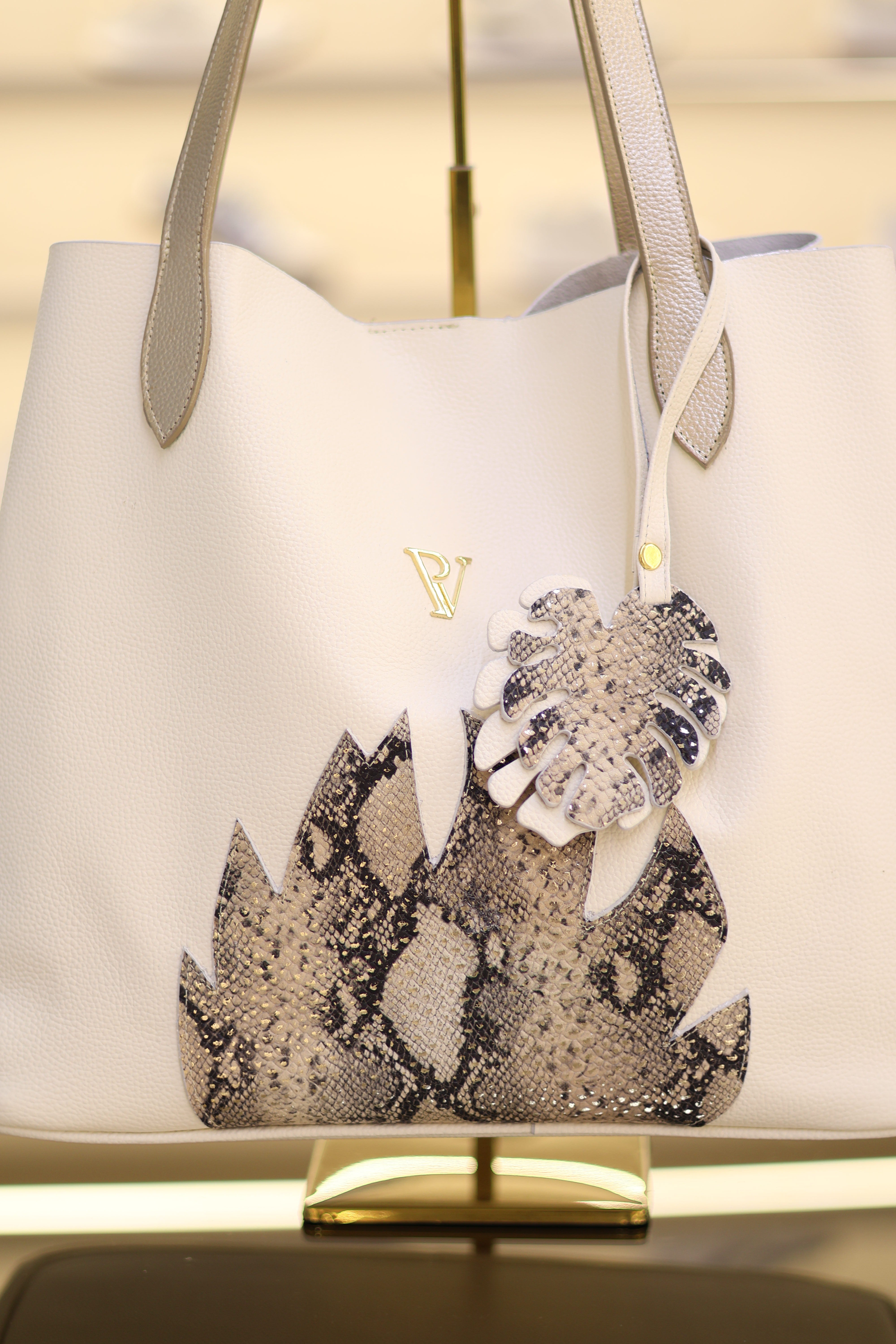 Bolso en cuero Savage Luxe
talco