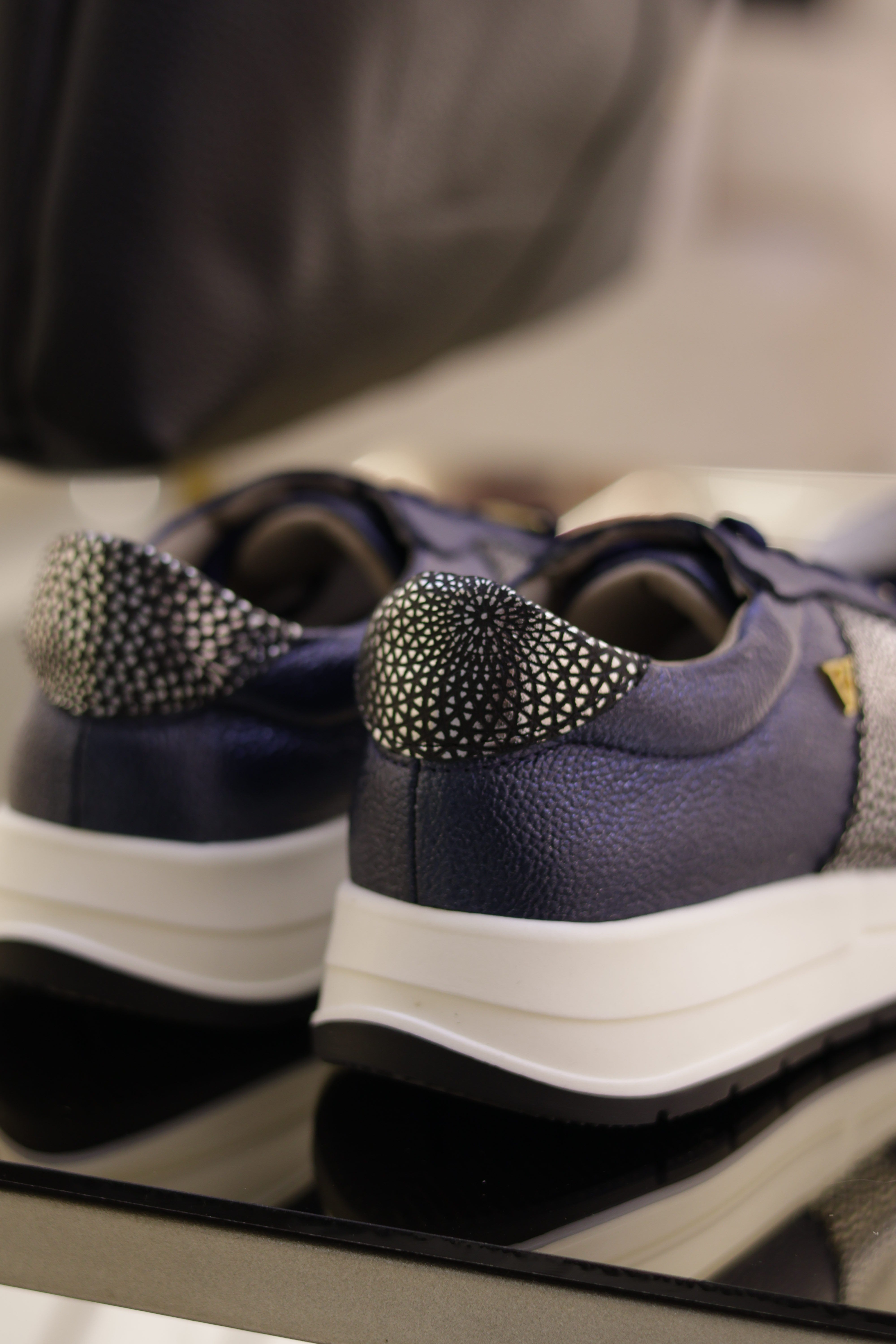 Tenis Oso azul metal en cuero