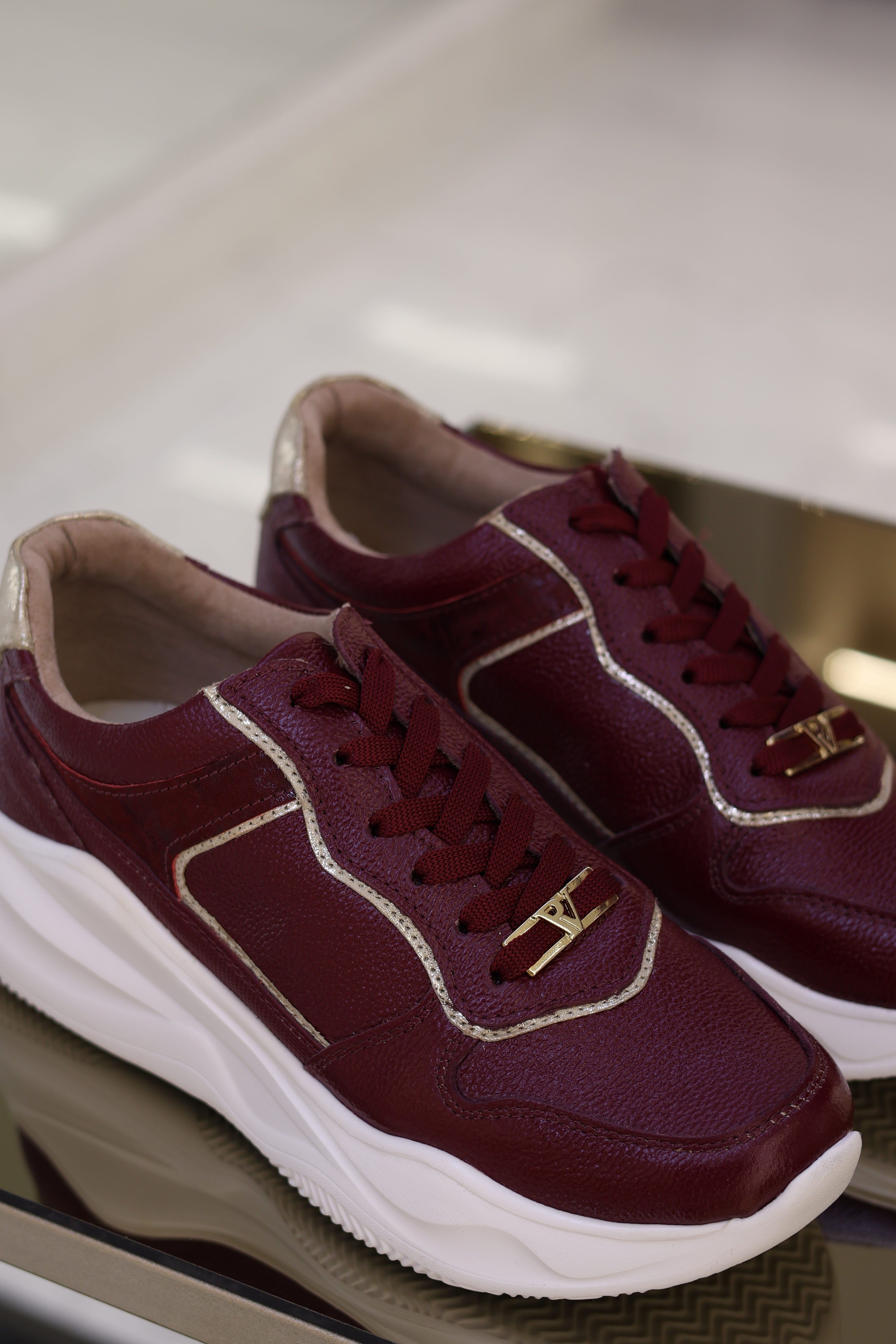 Tenis de cuero Romeo vino