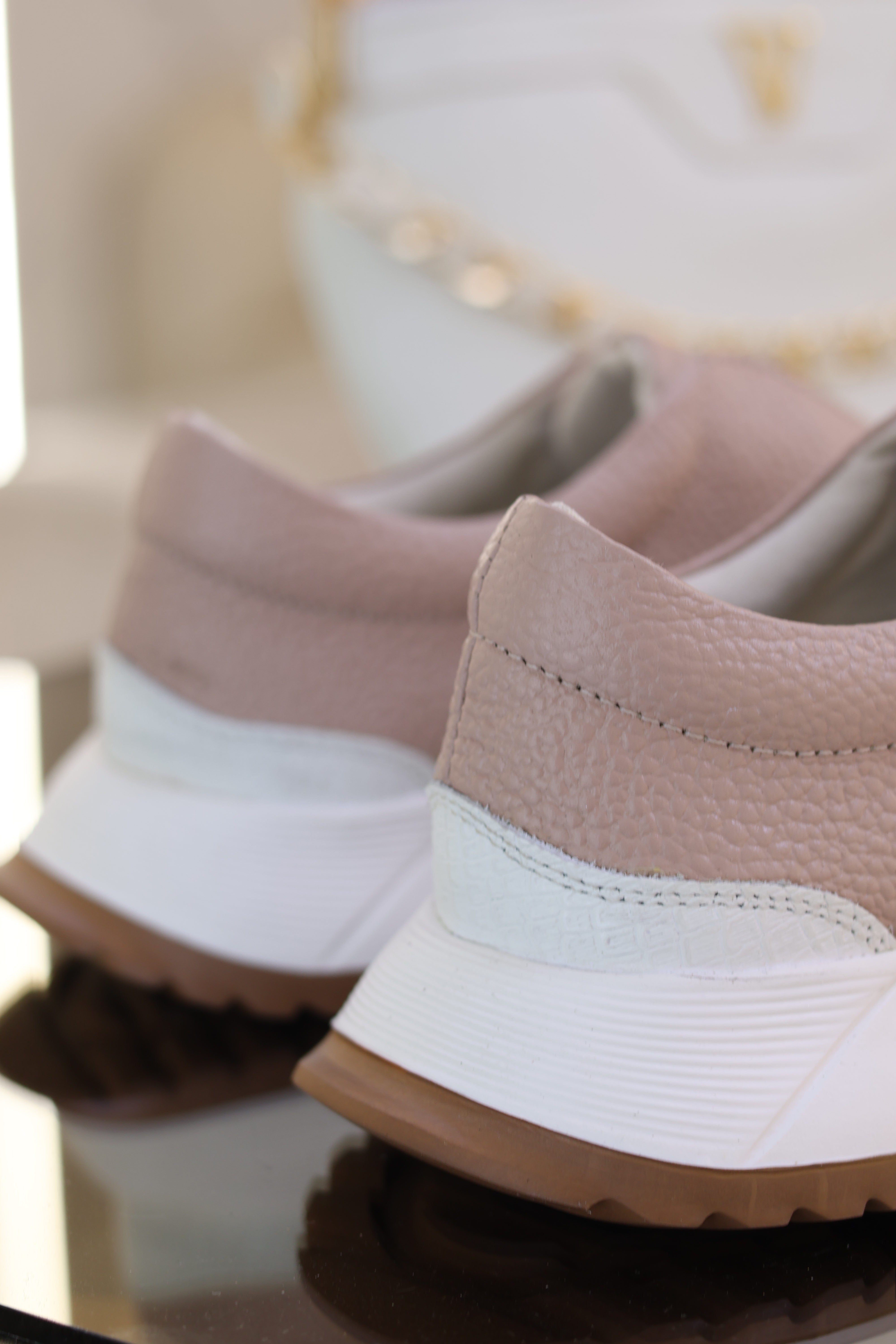 Tenis Helena gold rose en cuero