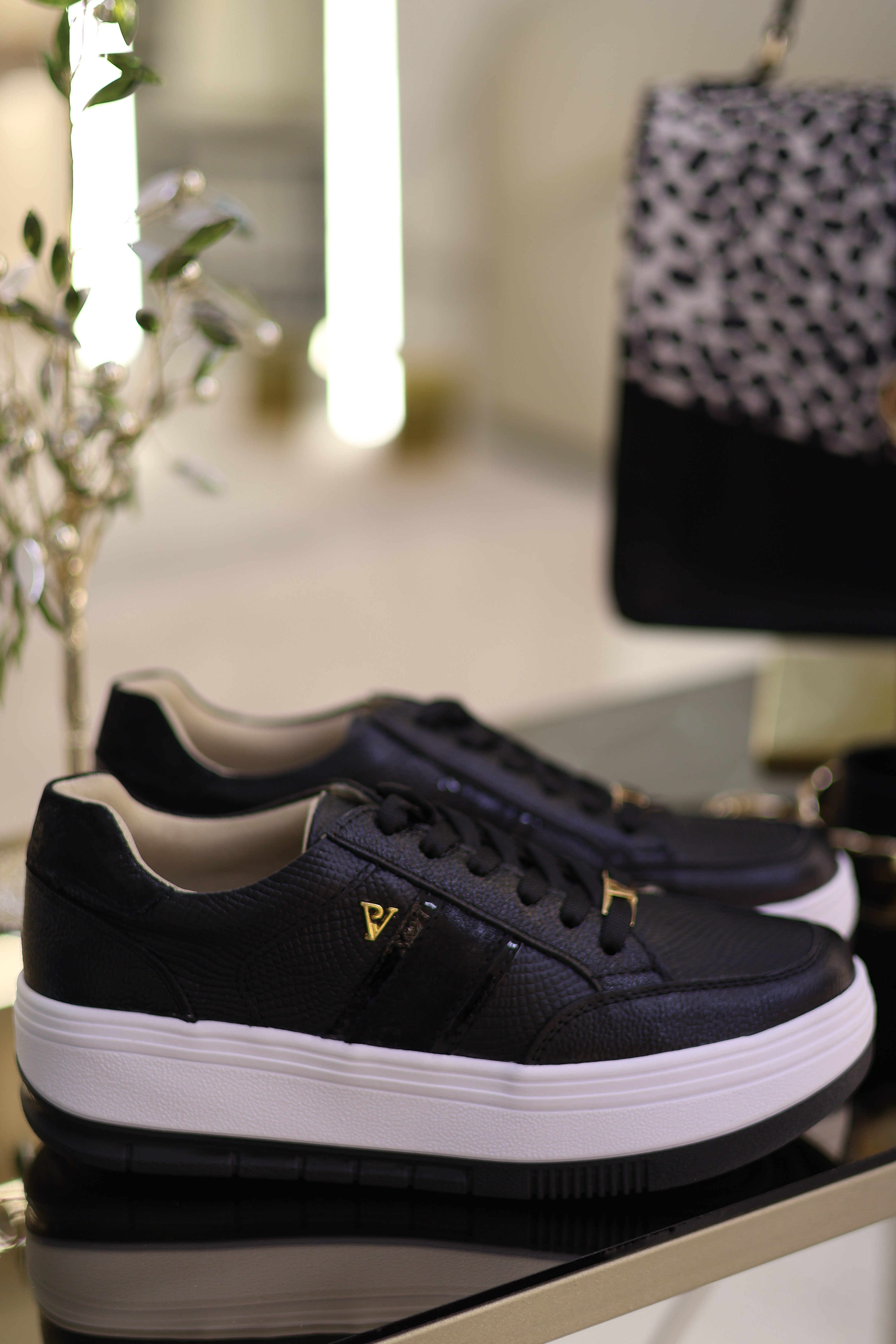 Tenis Aspen en cuero Negro aona