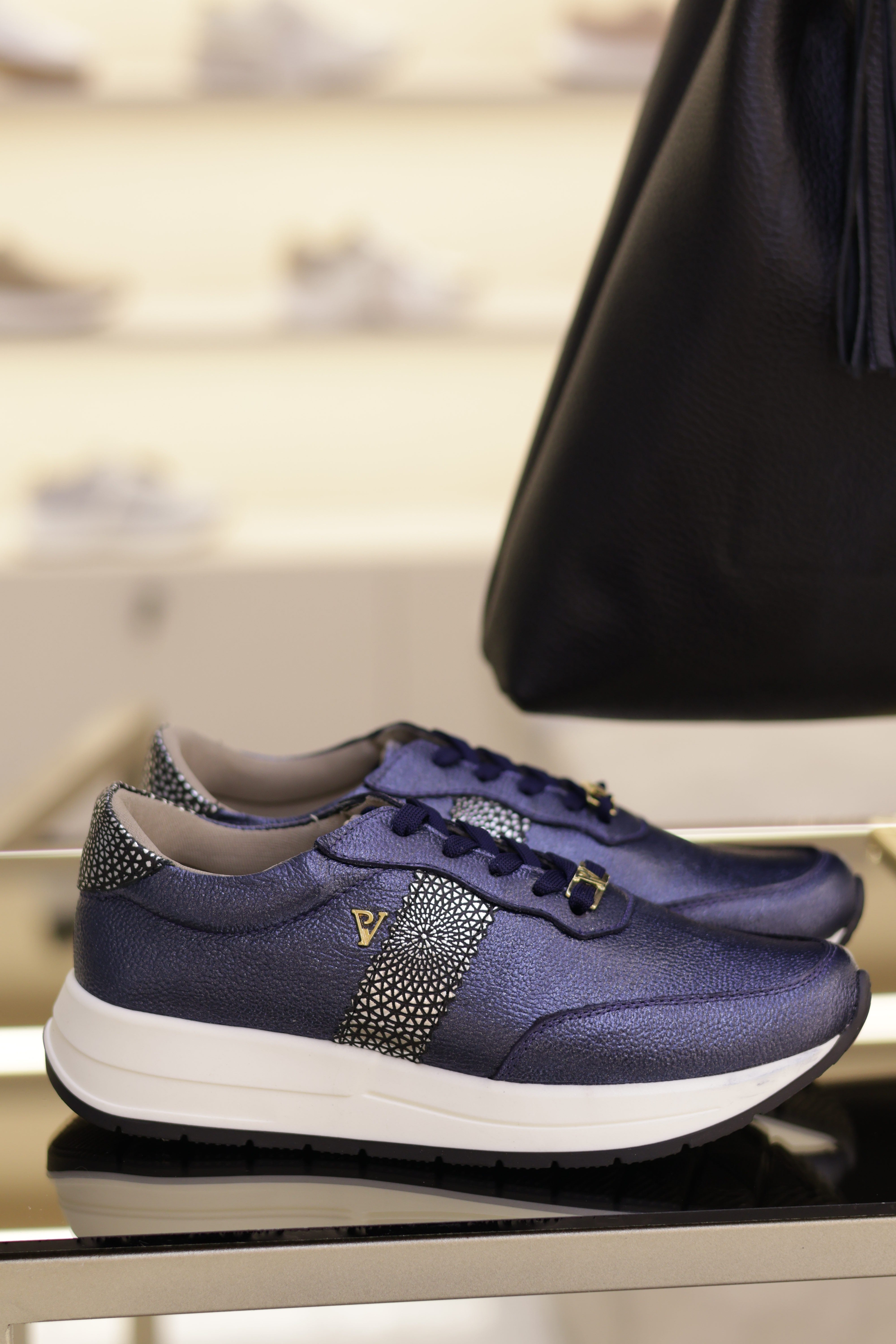 Tenis Oso azul metal en cuero