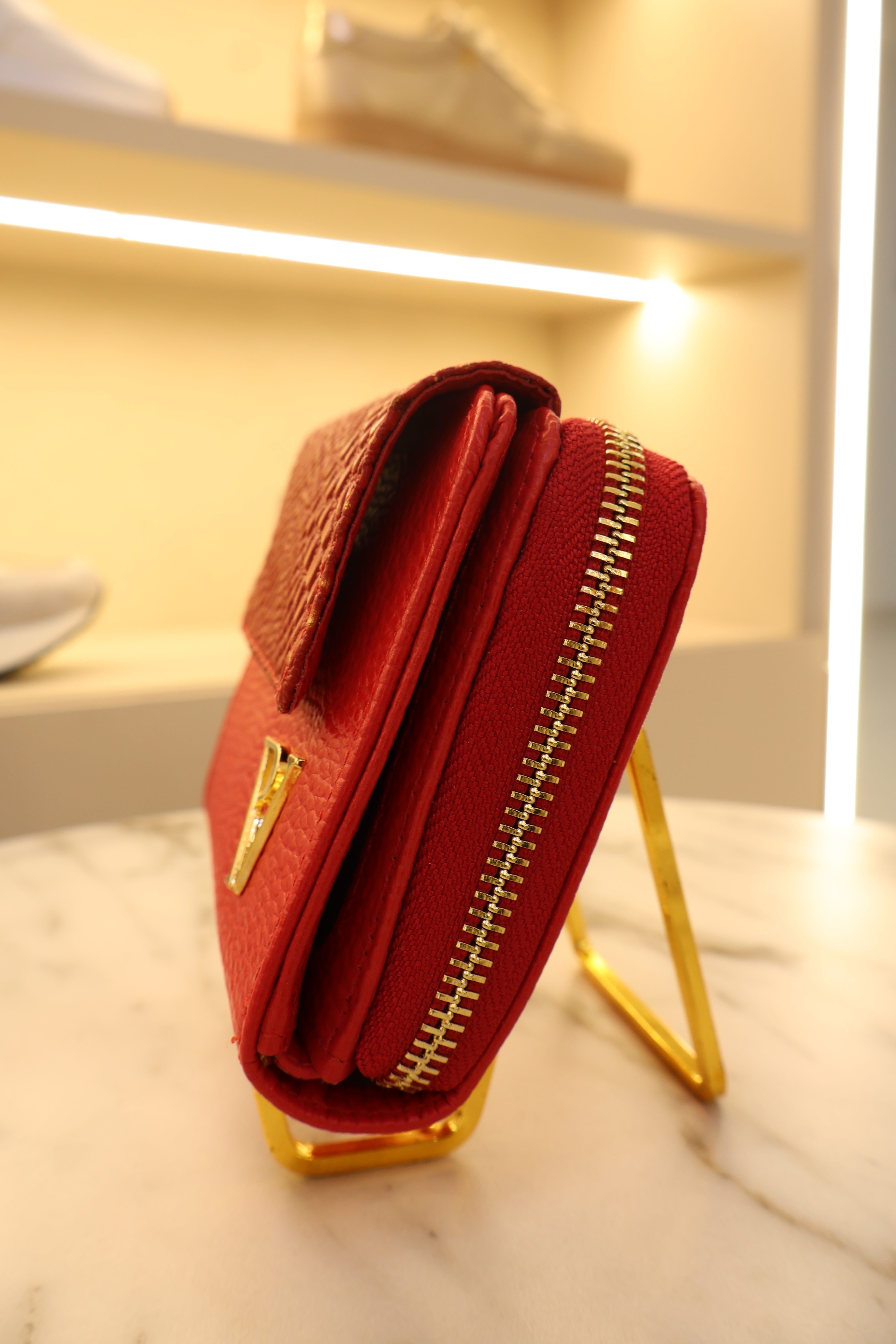 Billetera roja en cuero