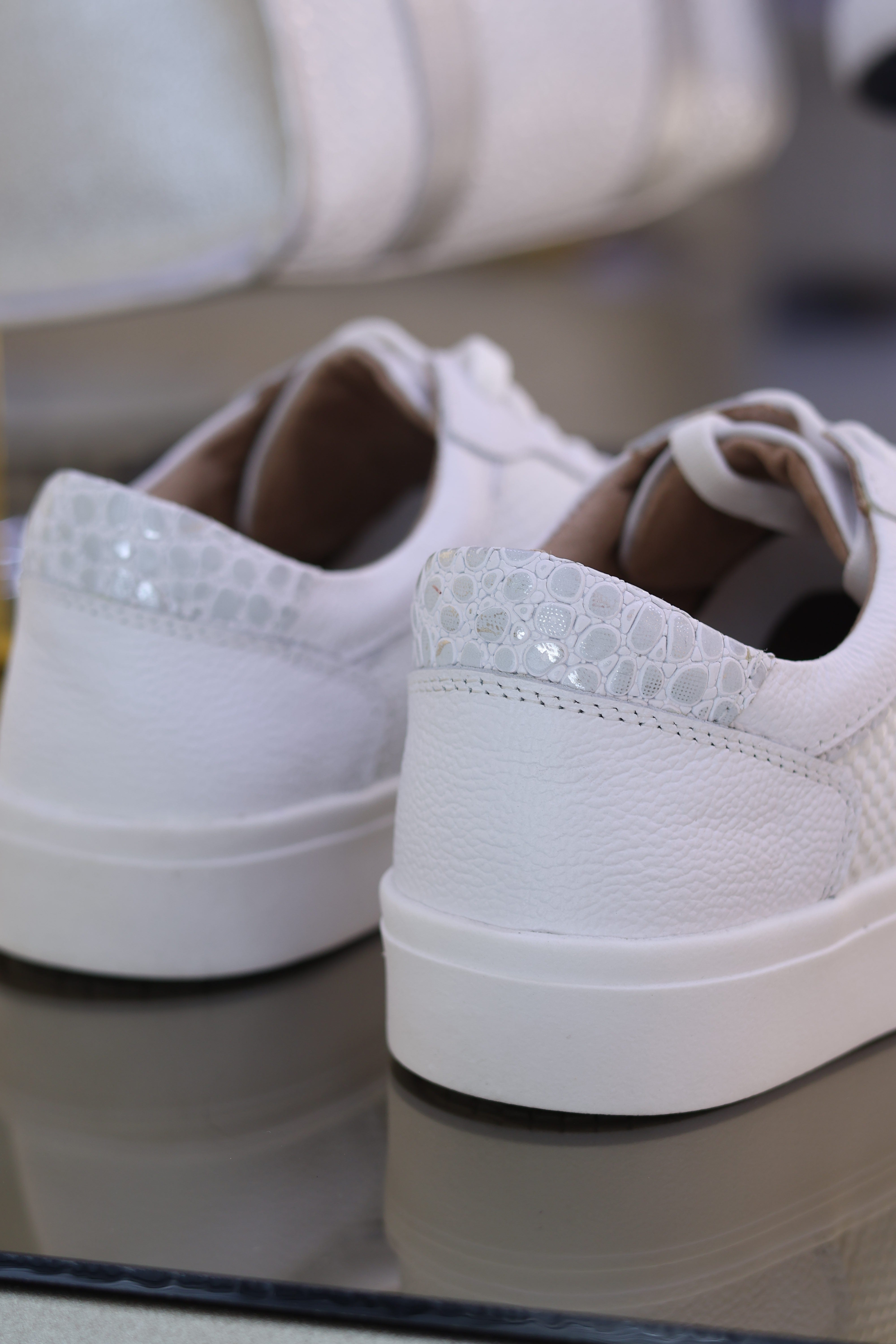 Tenis de cuero Chanel blanco plata