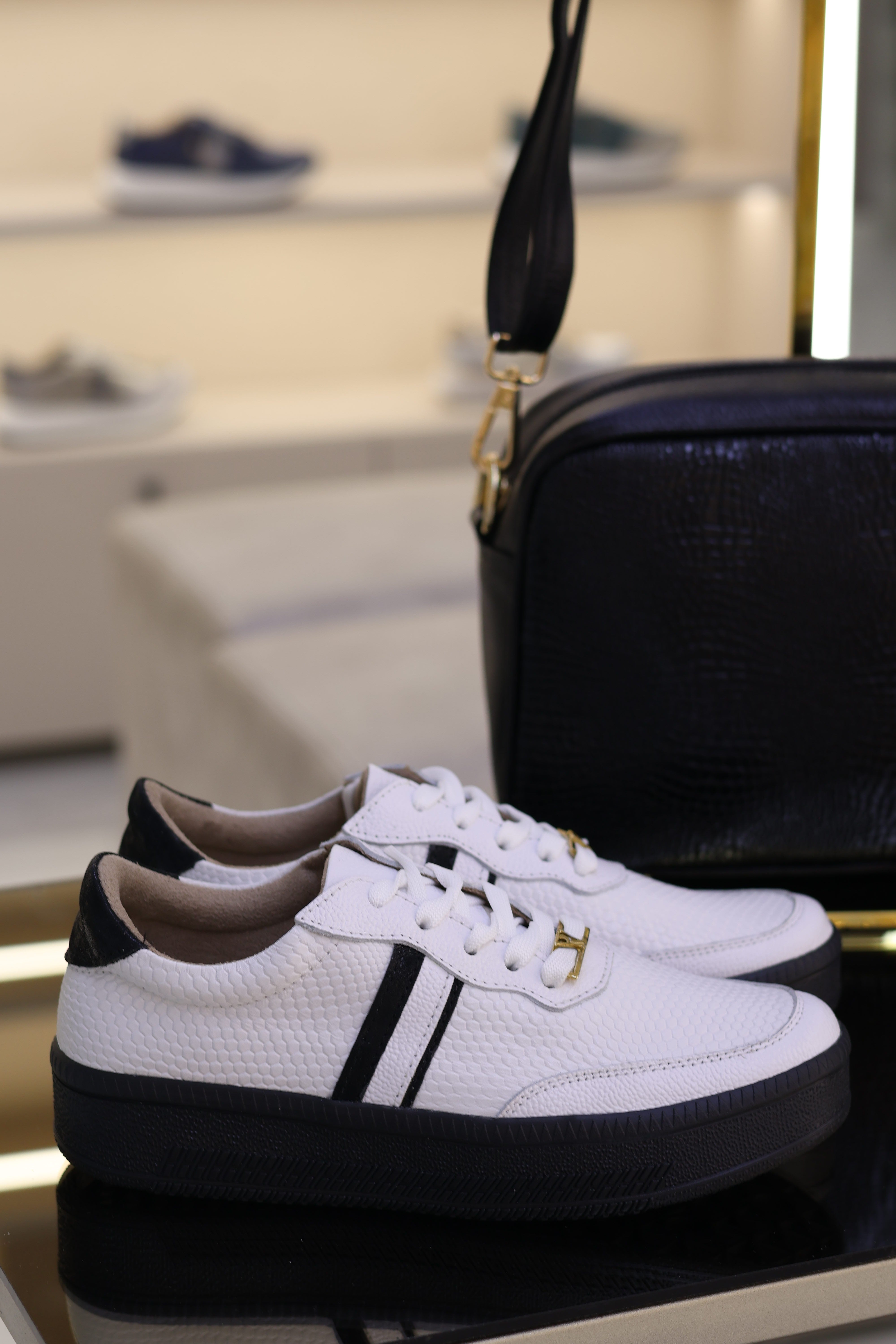 Tenis de cuero Megan blanco suela negra