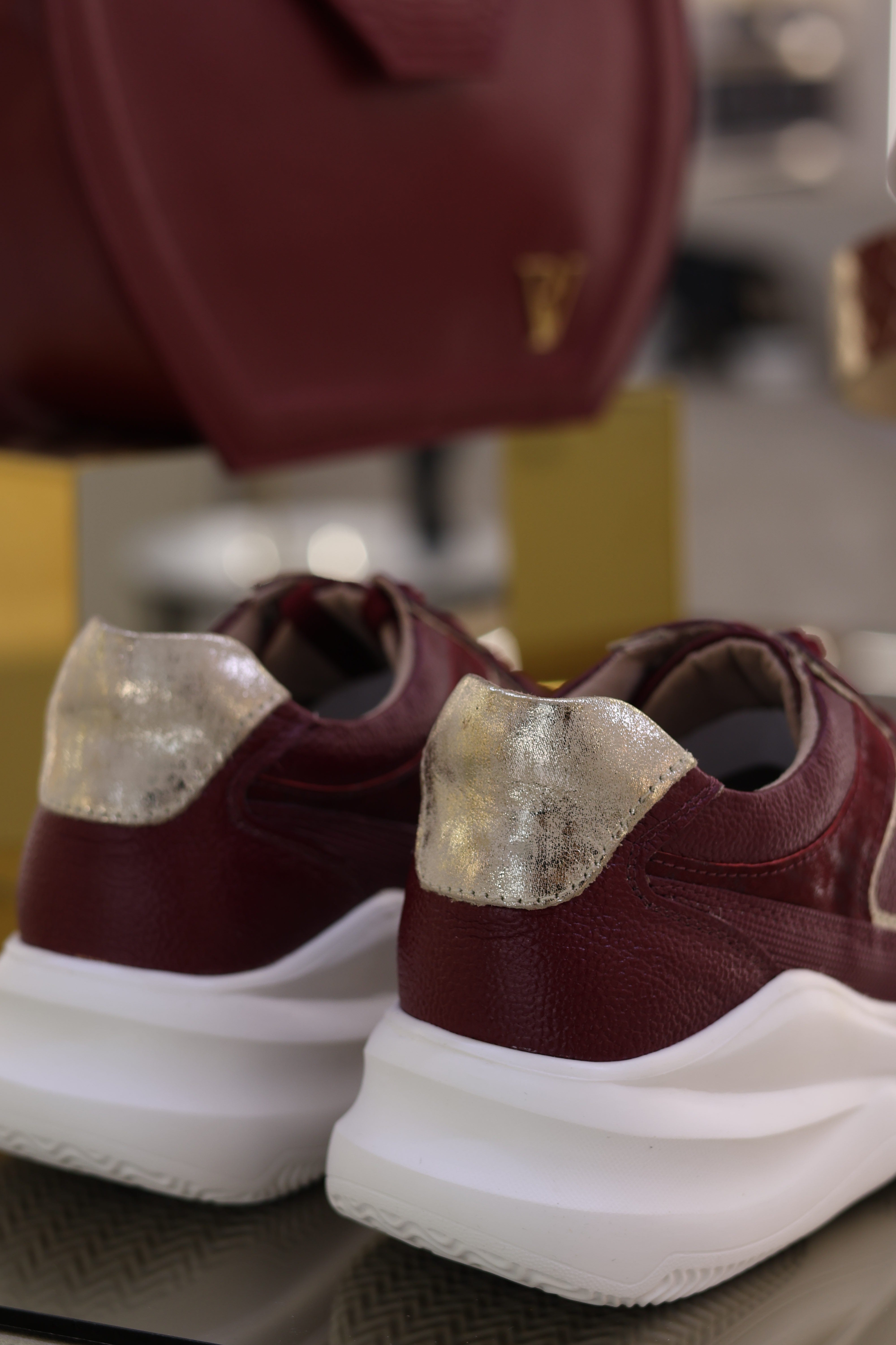 Tenis de cuero Romeo vino