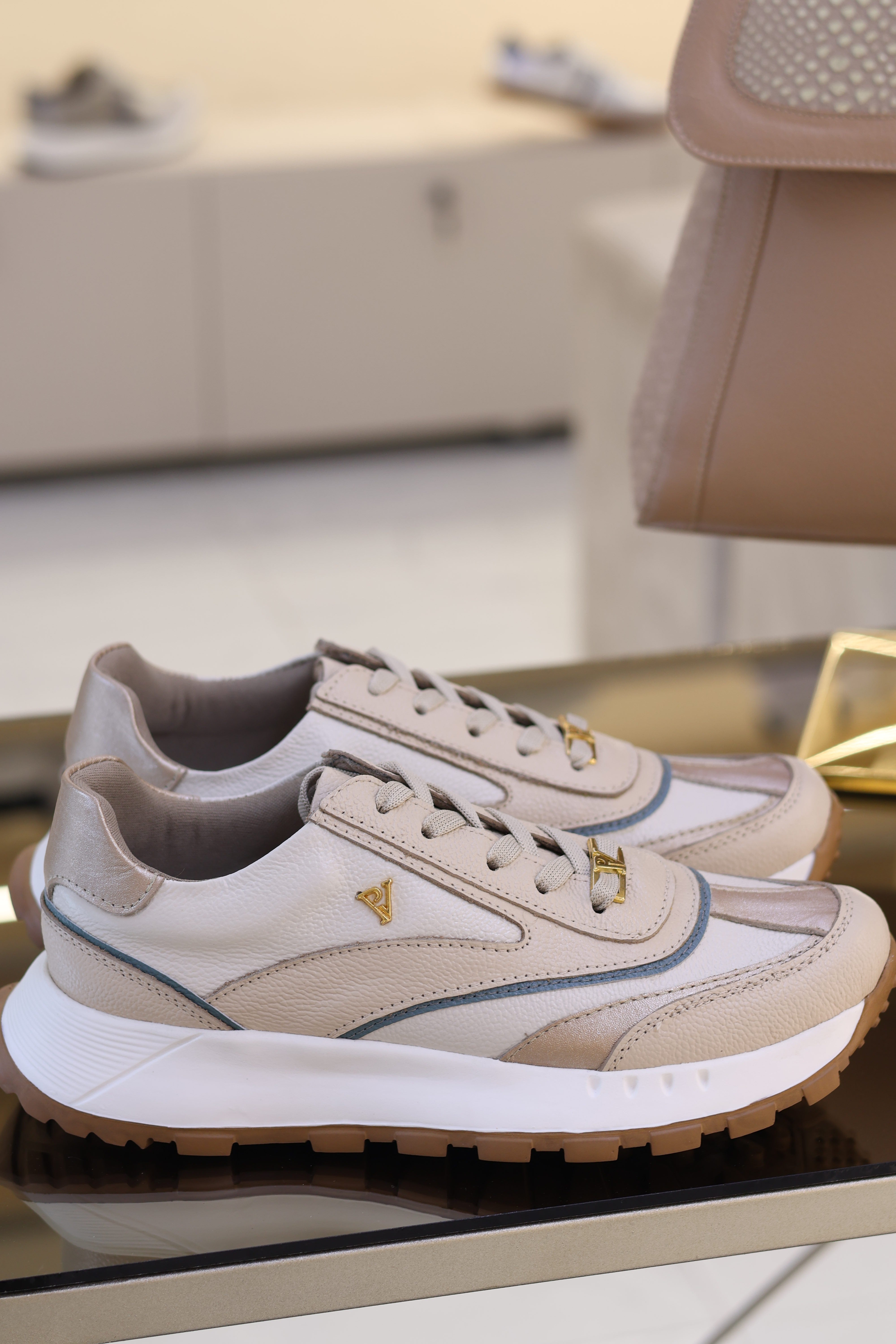 Tenis Bariloche talco x nude en Cuero