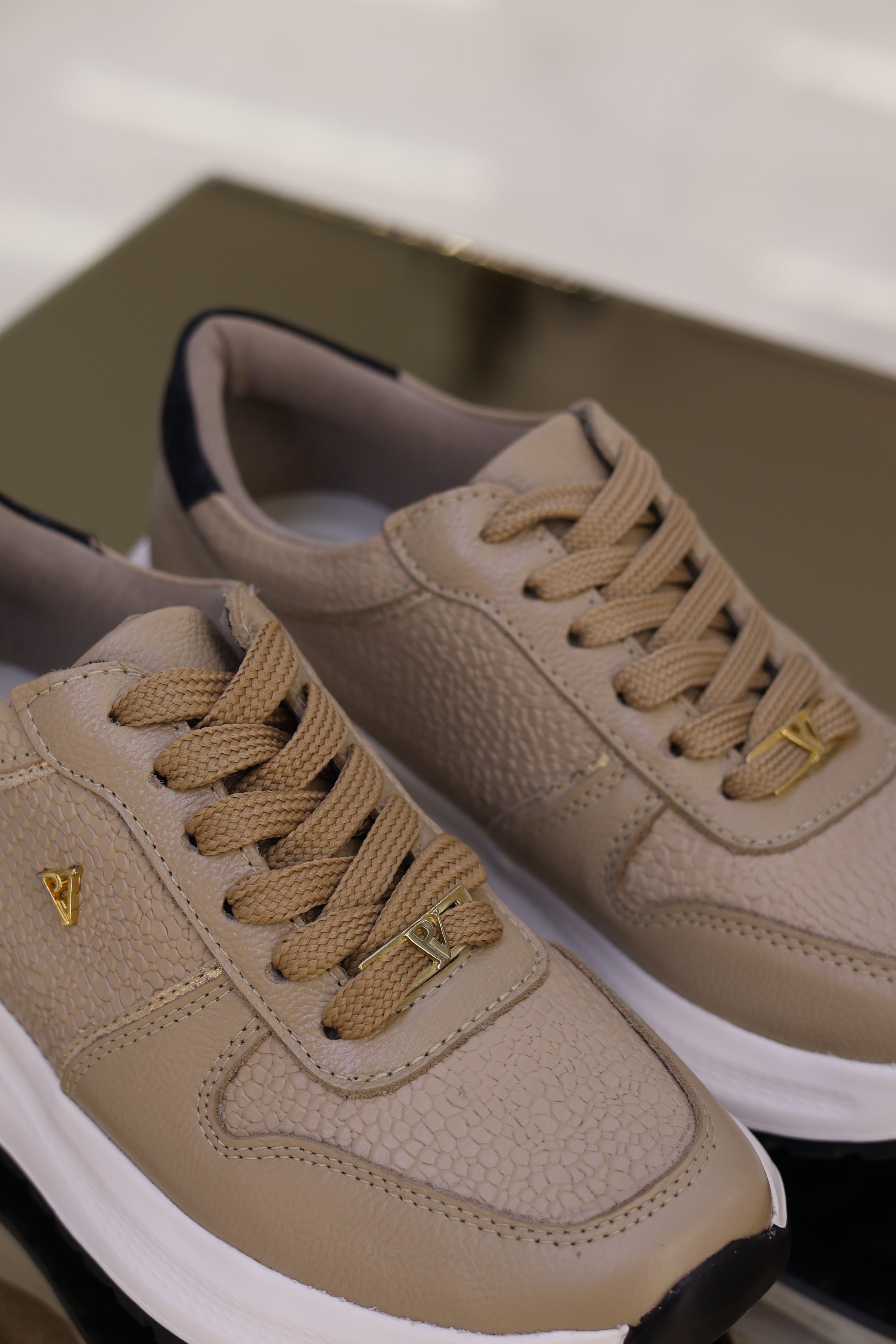 Tenis chanel taupe pandora